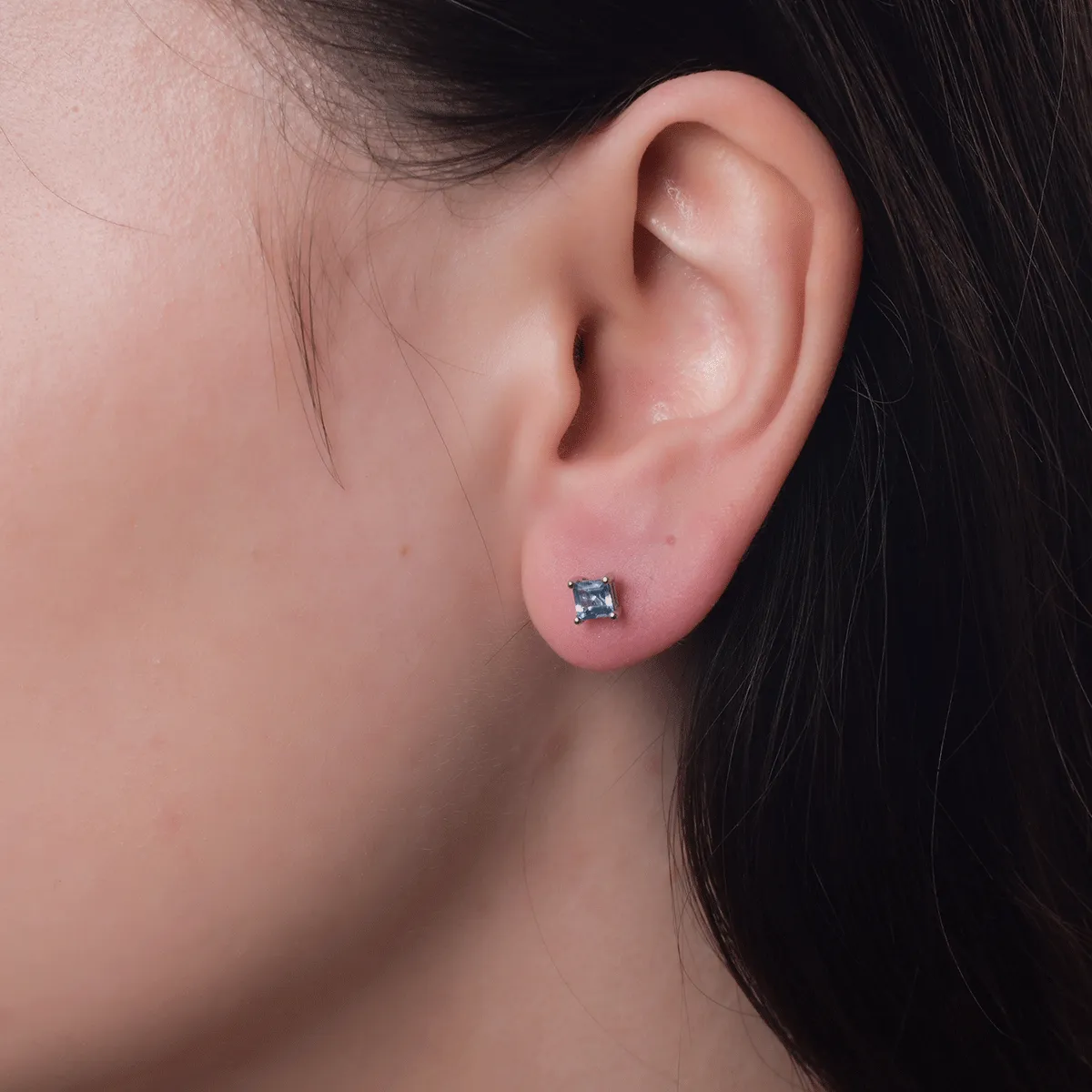 14K fehérarany fülbevaló 0.911ct kék topázokkal