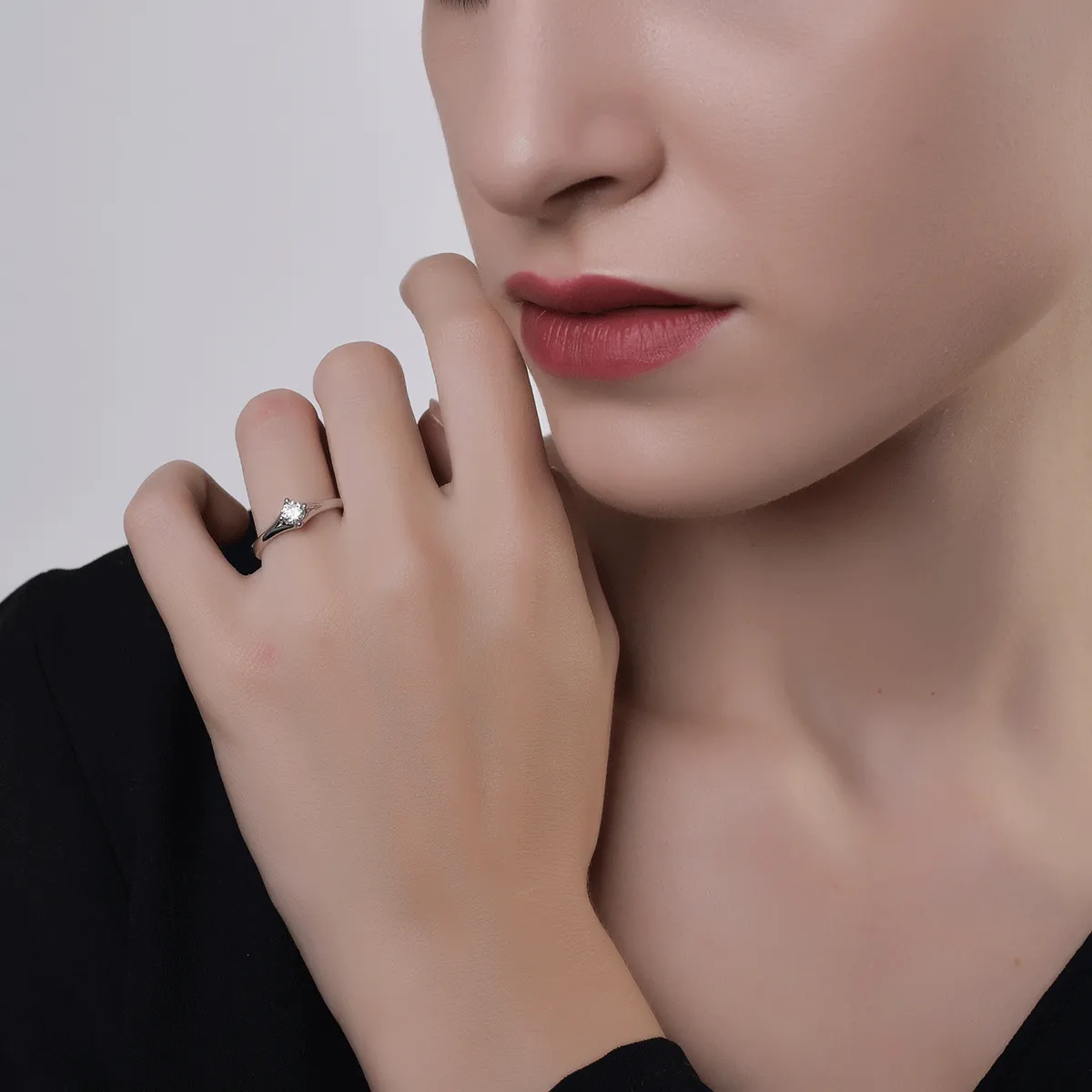 Inel de logodna din aur alb de 18K cu un diamant solitaire de 0.3ct