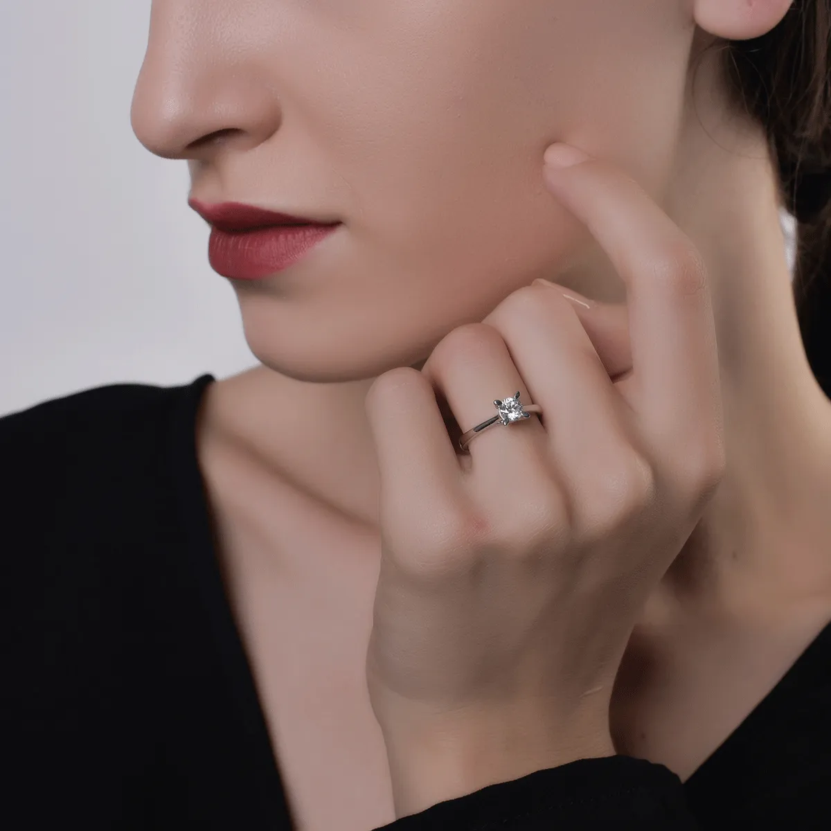 Inel de logodna din aur alb de 18K cu un diamant solitaire de 0.5ct