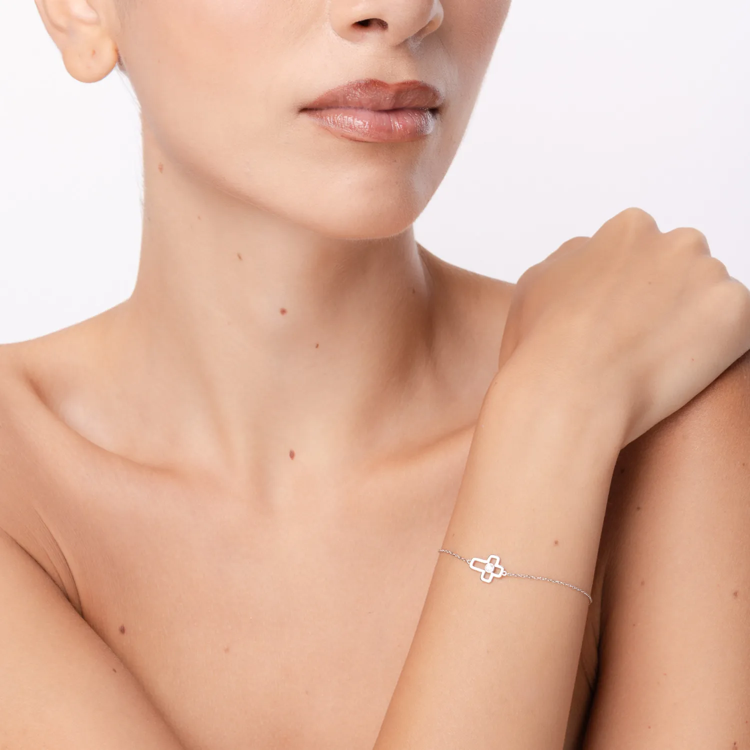 Bratara cu cruciulita din aur alb cu diamant de 0.07ct