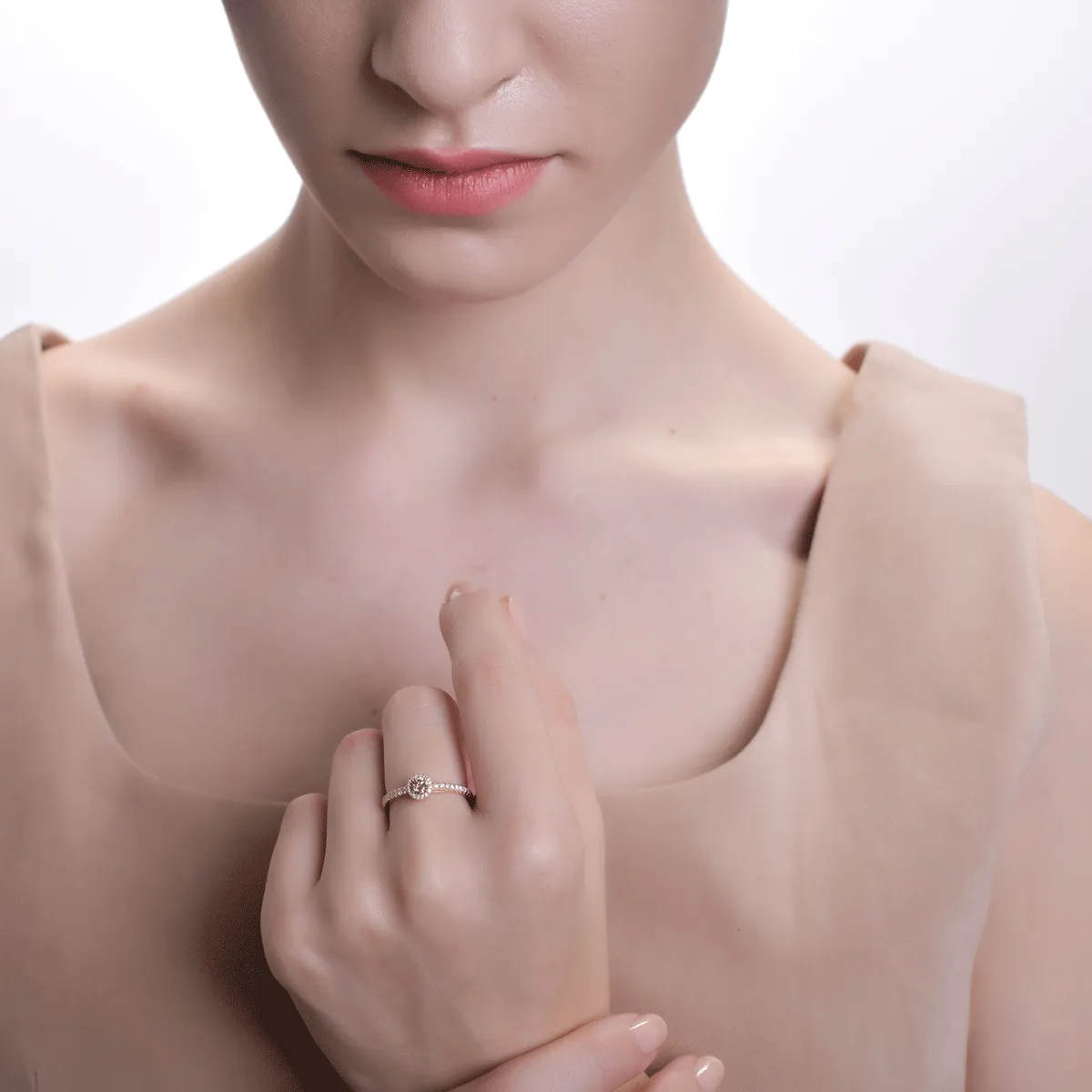 Годежен пръстен от 18K розово злато с 0.22ct кафяв диамант и 0.18ct прозрачни диаманти