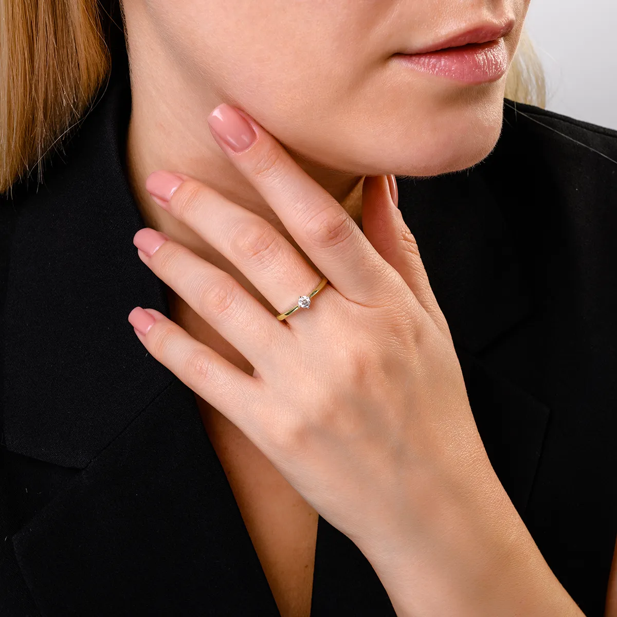 Inel de logodna din aur galben de 18K cu un diamant solitaire de 0.11ct