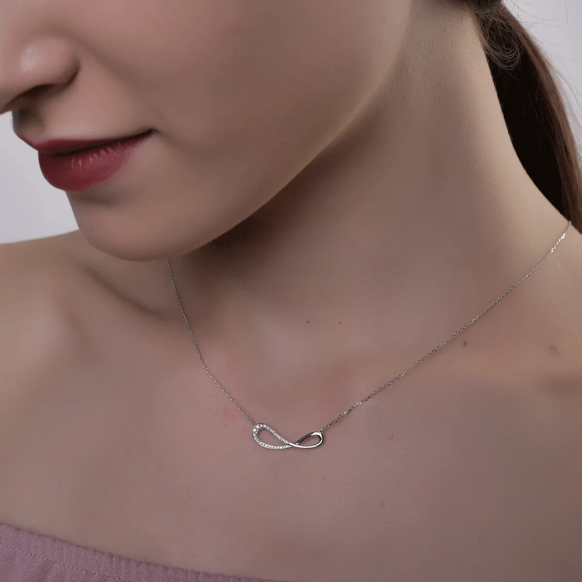 Łańcuszek z wisiorkiem nieskończoność z 18K białego złota i diamenty 0.07ct