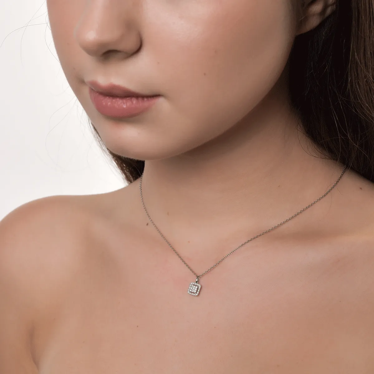 Висулка от бяло злато 18К с диаманти 0.1гкт