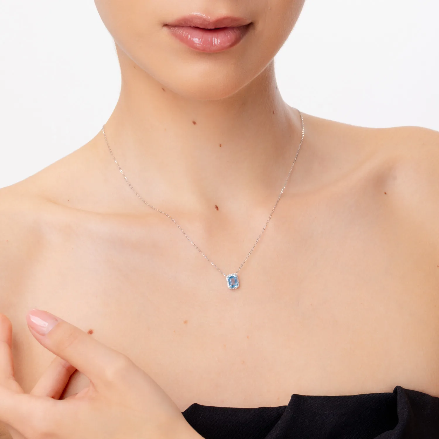 Wisiorek z 18K białego złota z 1.18ct niebieskim topazem i 0.12ct diamentami