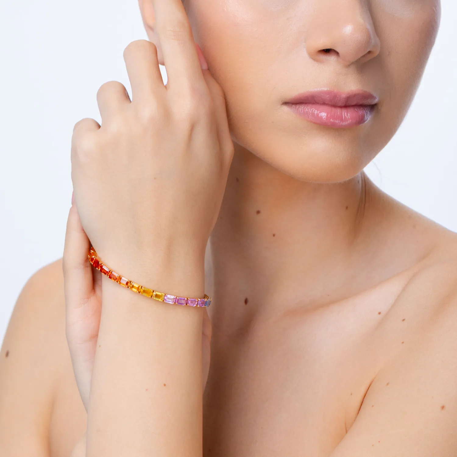 Bransoletka tenisowa z 18K różowego złota z wielobarwnymi szafirami o masie 18.85ct