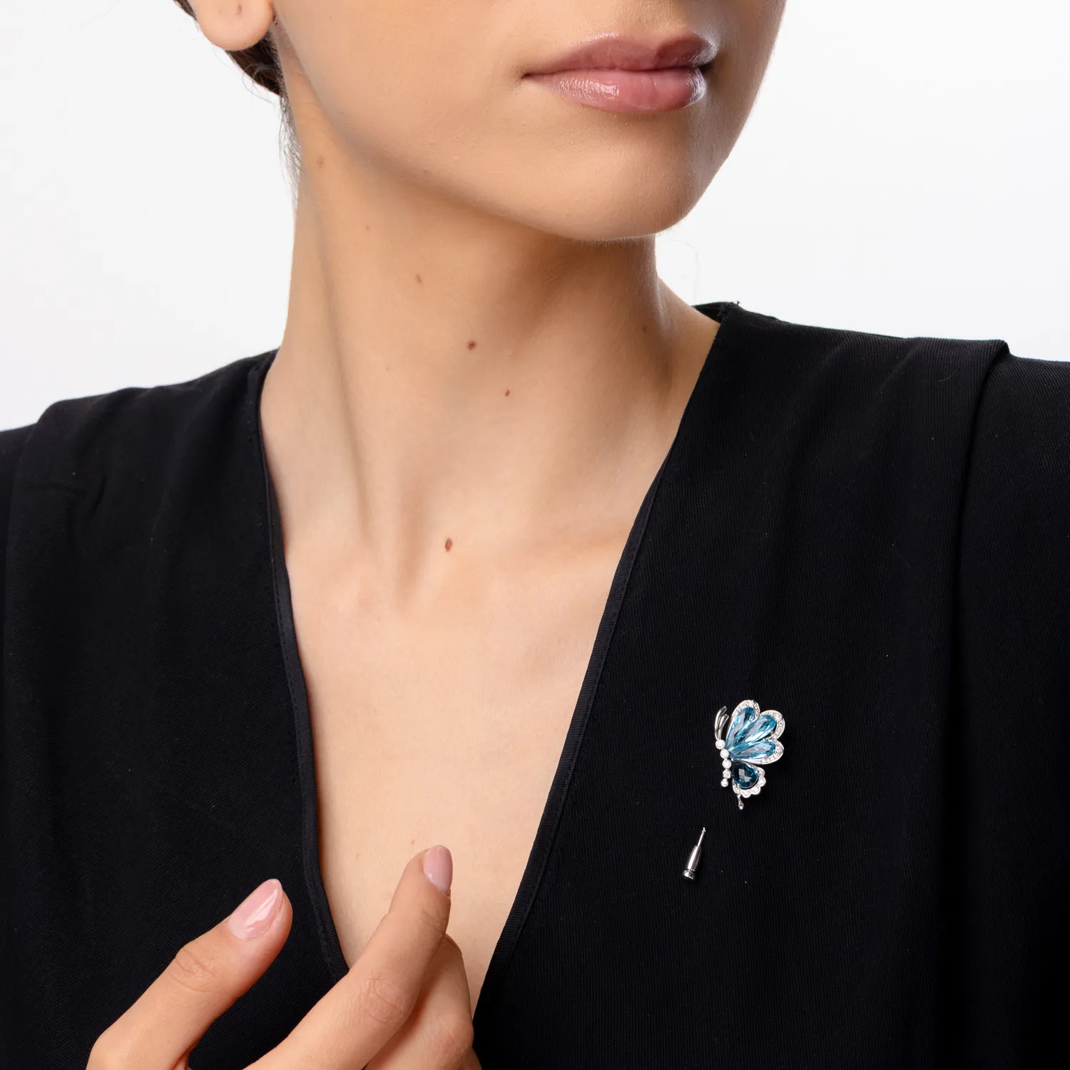 18K fehérarany bross 7ct topázokkal és 0.3ct gyémántokkal