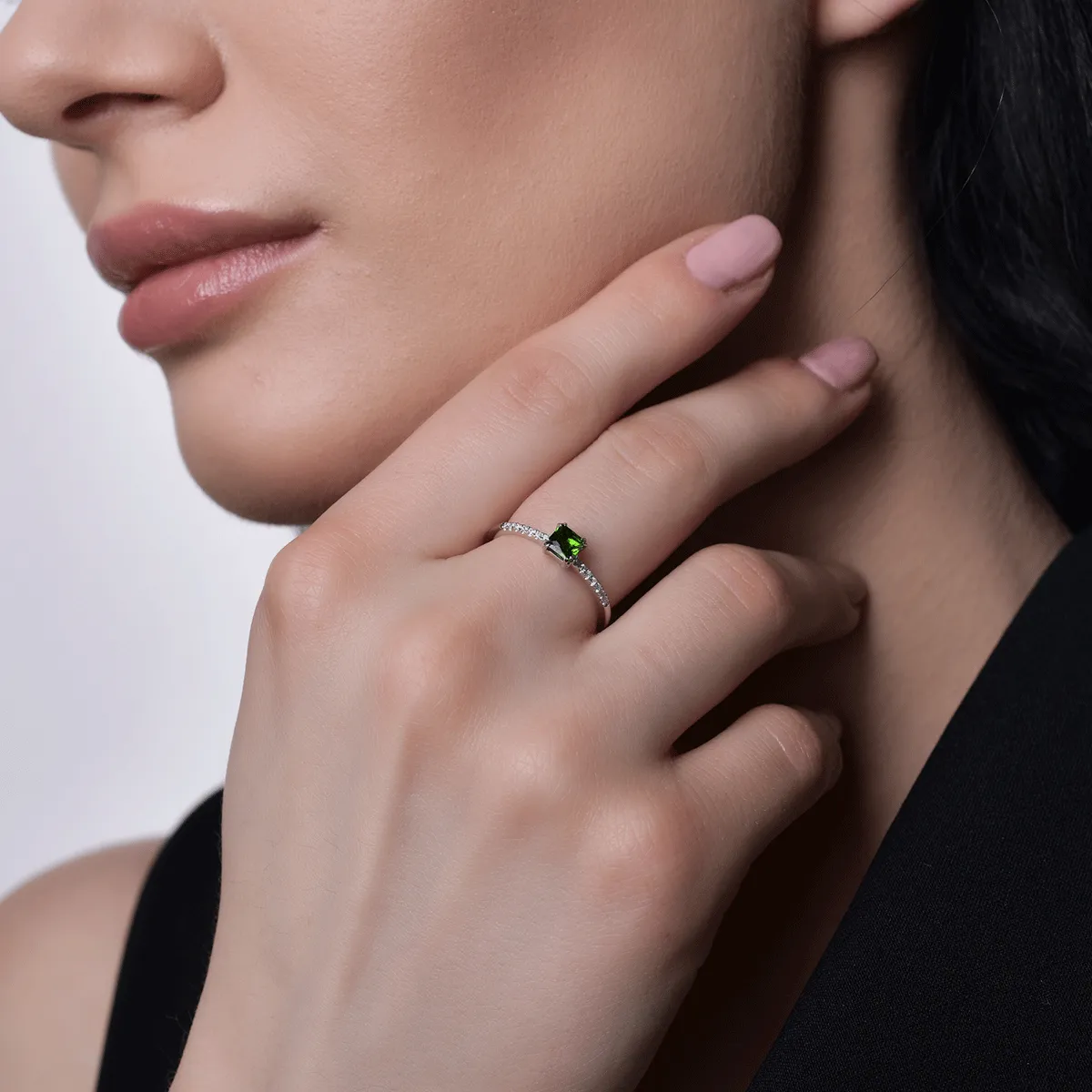 Inel de logodna din aur alb de 18K cu cromdiopsid de 0.42ct si diamante de 0.05ct