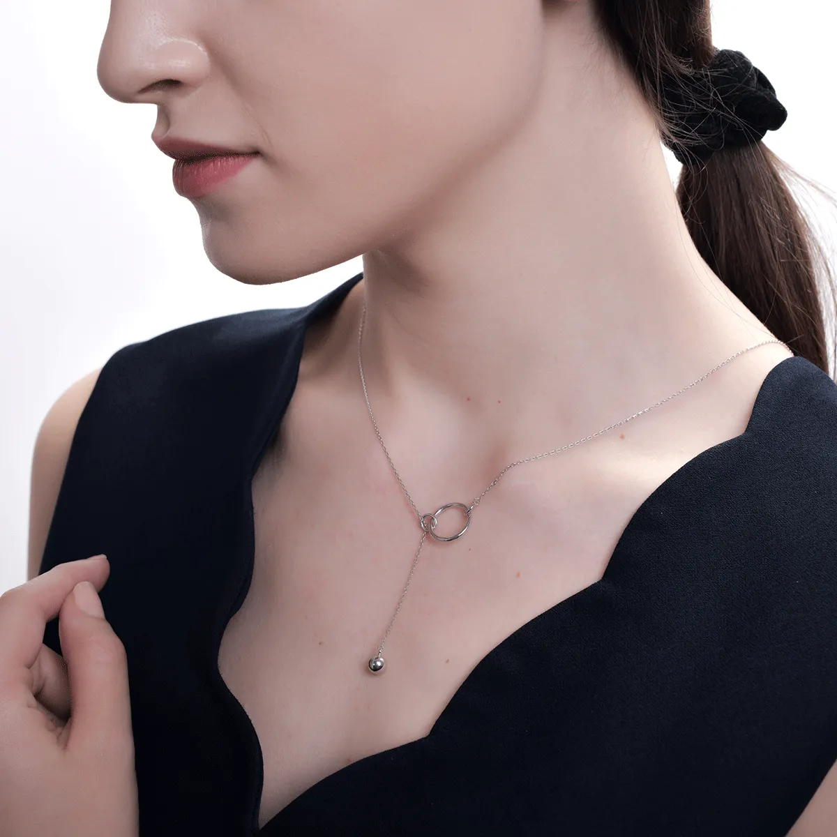 Colier asimetric cu cerc din aur alb de 14K