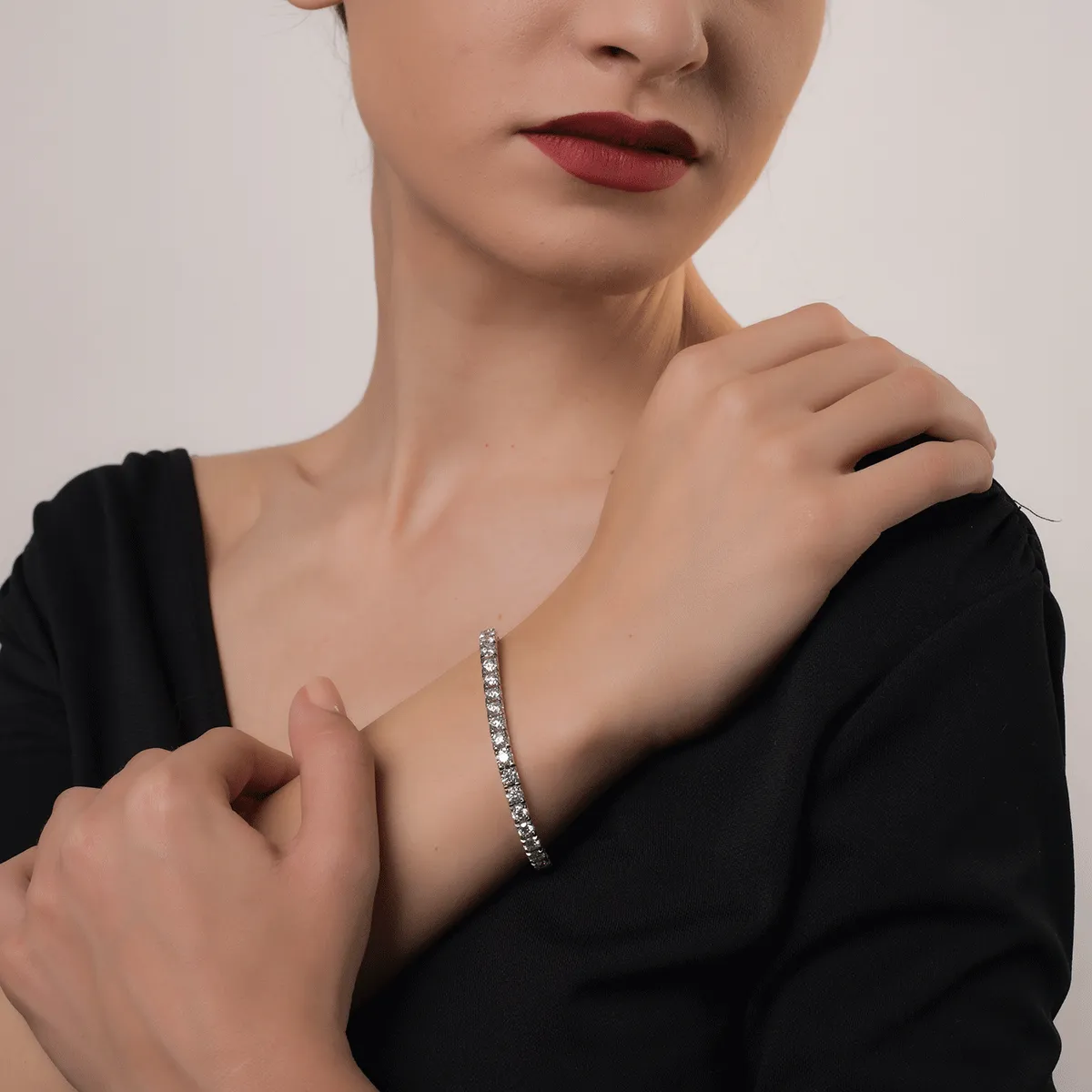 Bratara tennis din aur alb de 18K cu diamante de 9.25ct