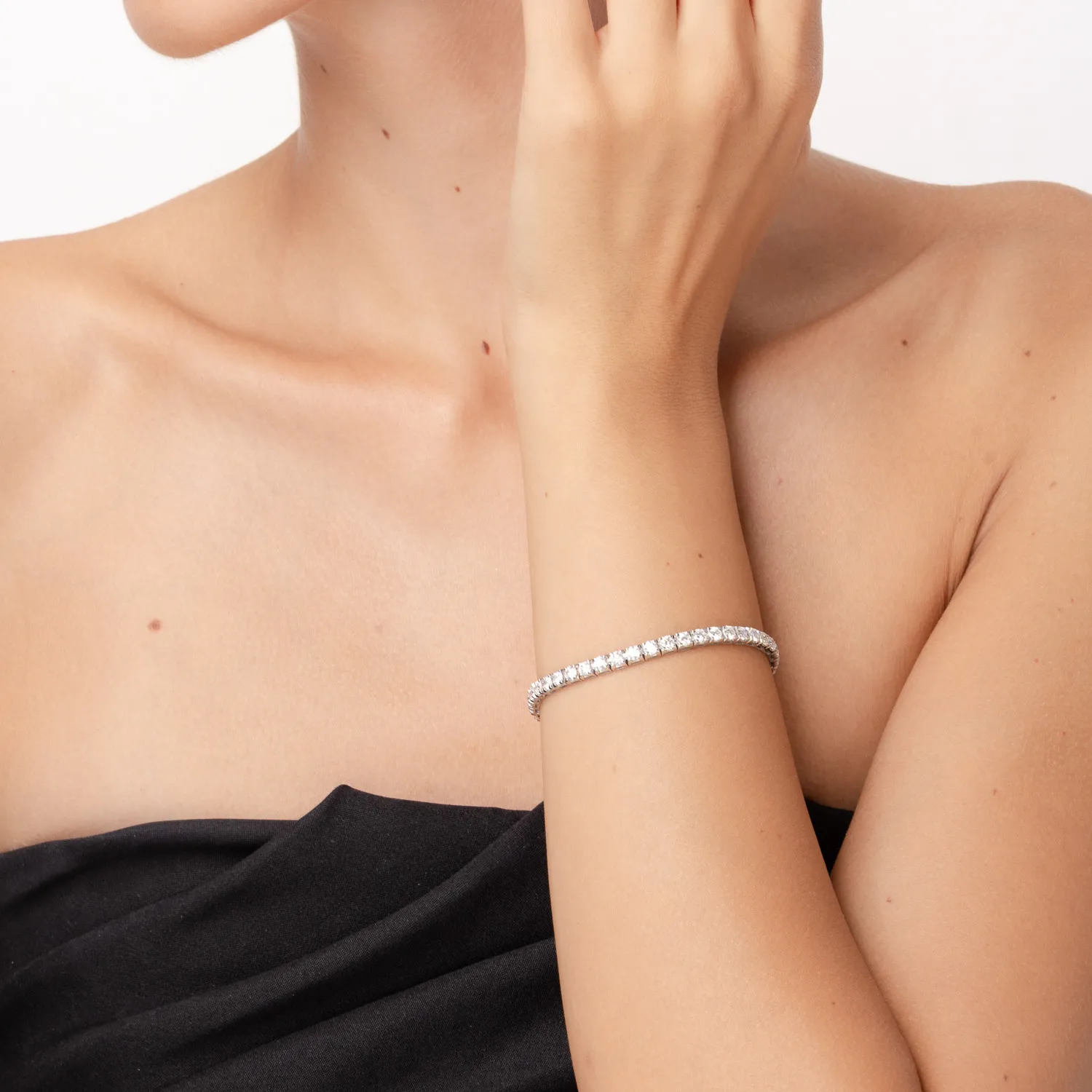 Bransoletka tenisowa z białego złota 18K z diamentami 6.85ct