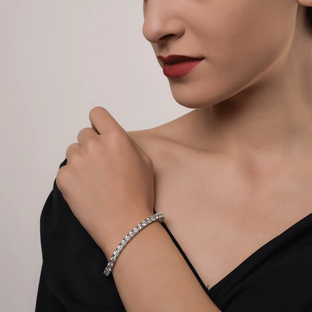 Bransoletka tenisowa z białego złota 18K z diamentami 11.1ct