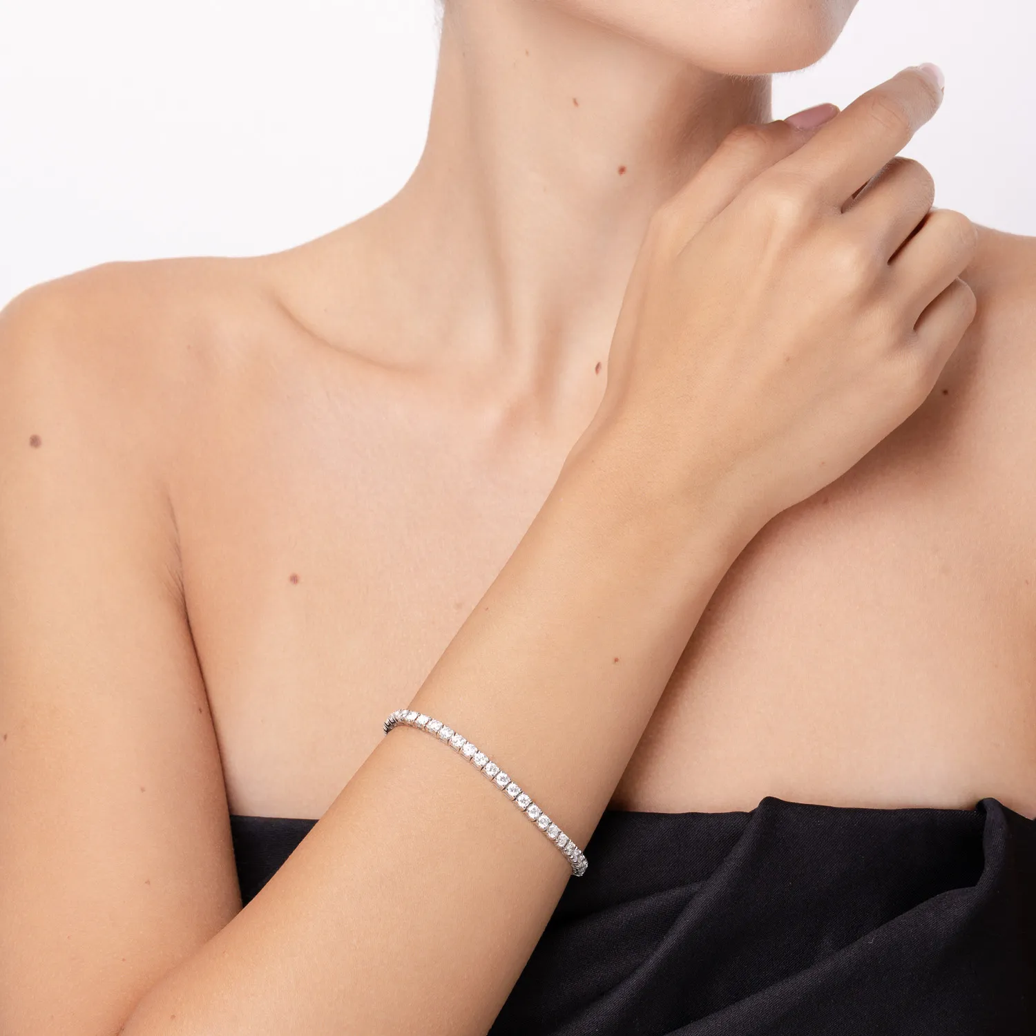 Bransoletka tenisowa z białego złota 18K z diamentami 7ct