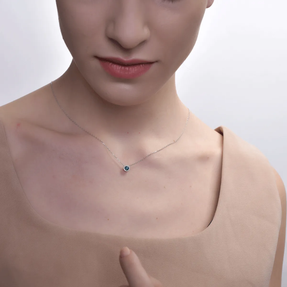 Lant cu pandantiv din aur alb de 18K cu diamant albastru de 0.3ct si diamante transparente de 0.06ct