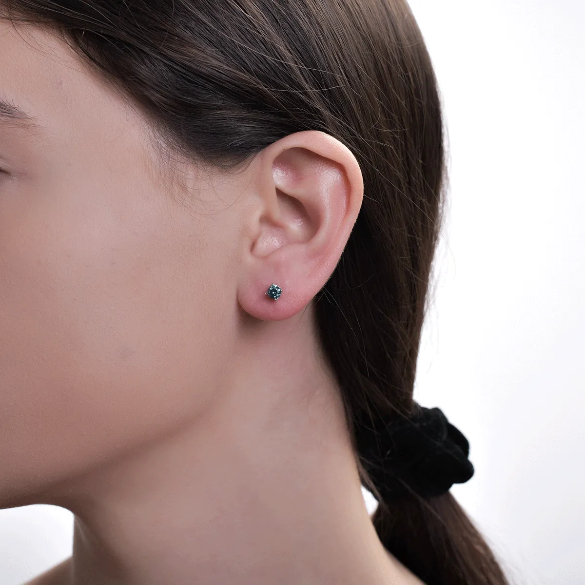 Обеци от 18K бяло злато със сини диаманти 0.6ct и бели диаманти 0.08ct