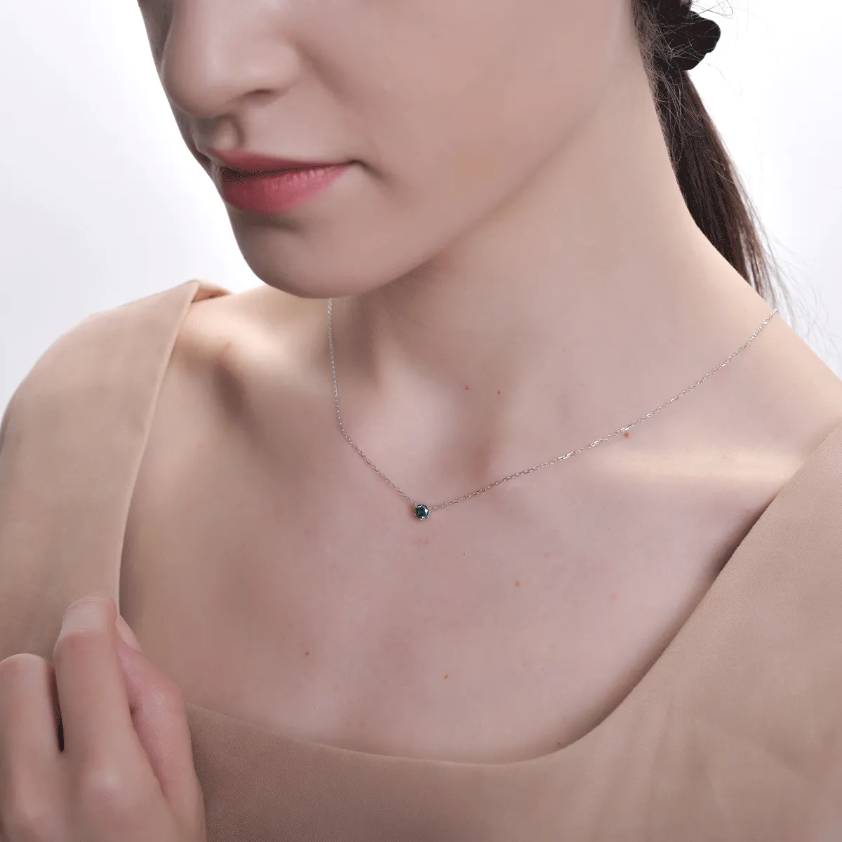 Колие от 18K бяло злато със син диамант от 0.31ct