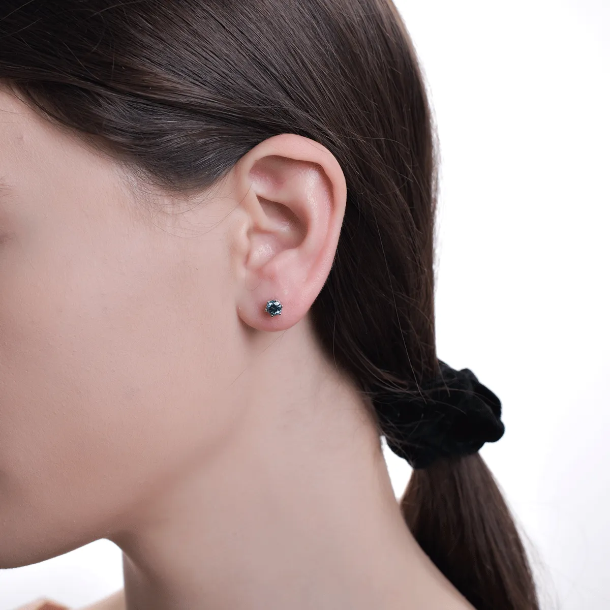 Обеци от 18K бяло злато с 0.8ct сини диаманти