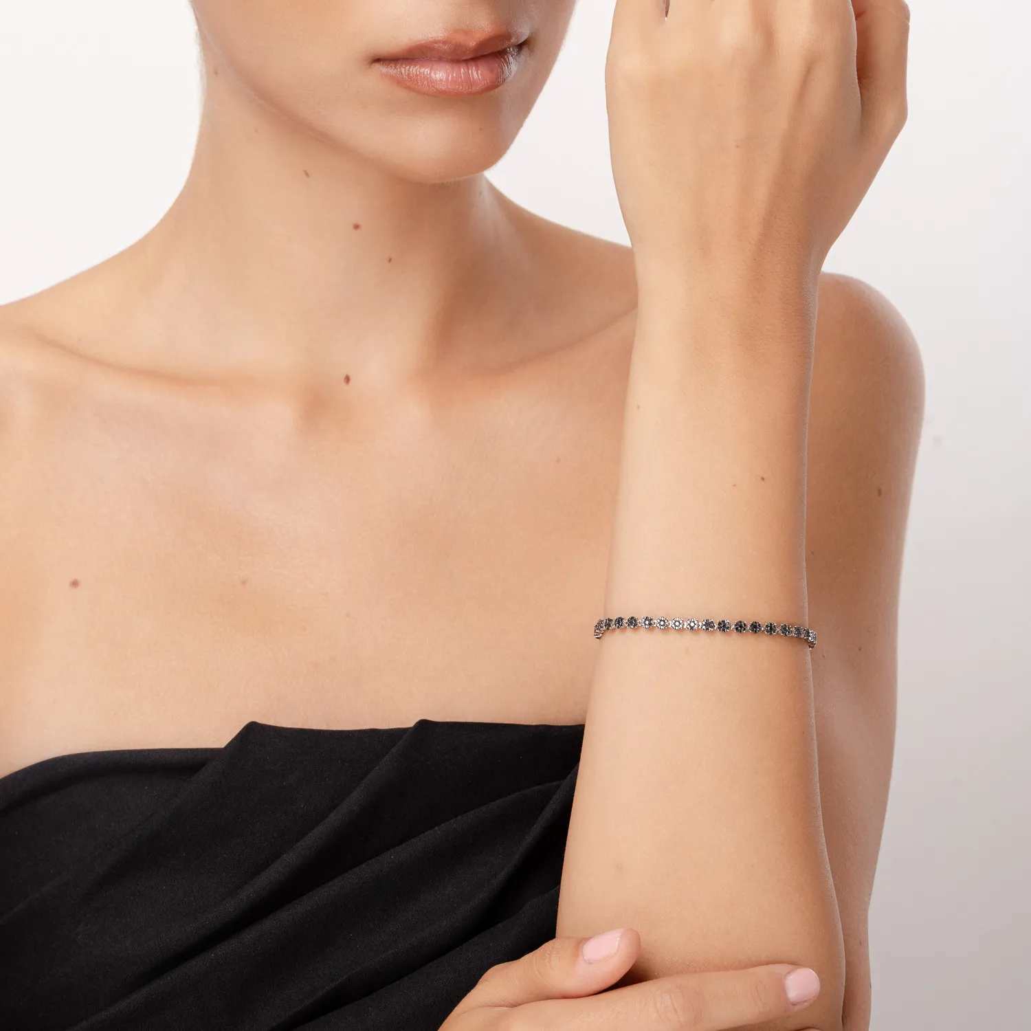 Bransoletka tenisowa z białego złota 18K z czarnymi diamentami 2.201ct