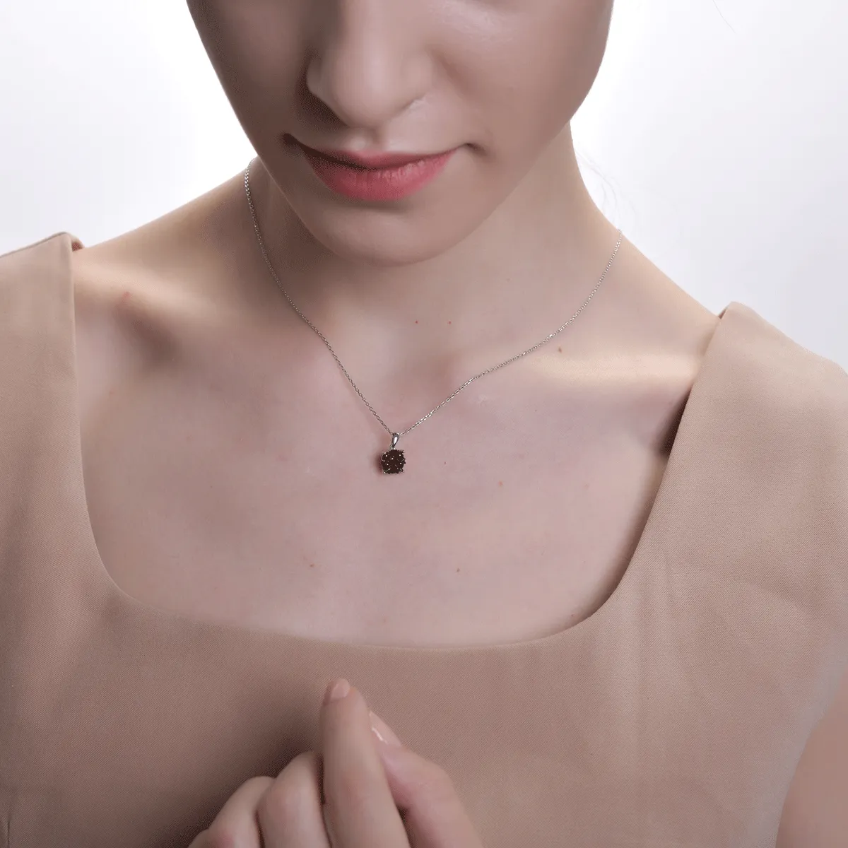 18K бял златен медальон с черни диаманти от 0.594ct