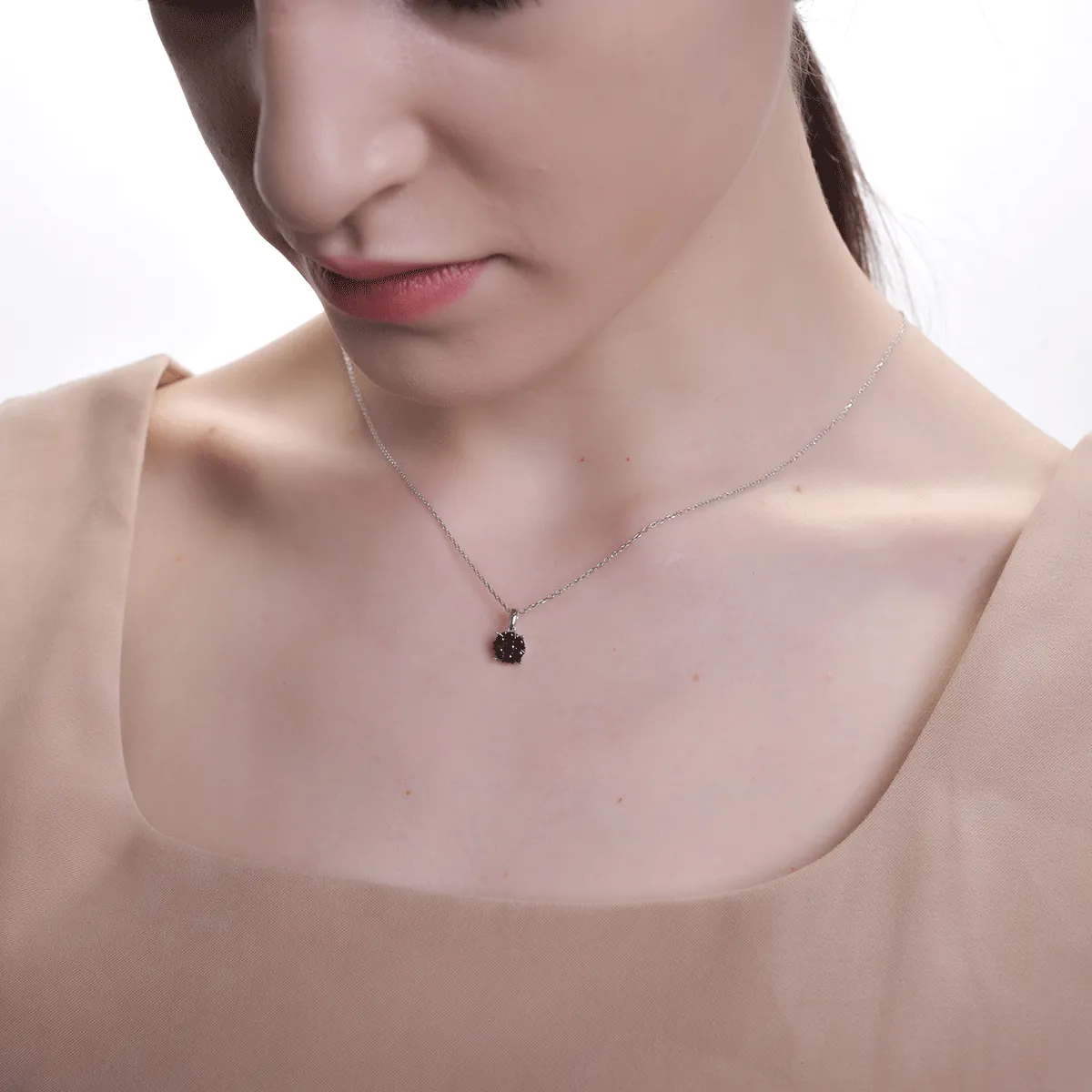 Wisiorek z białego złota 18K z czarnymi diamentami 0.391ct