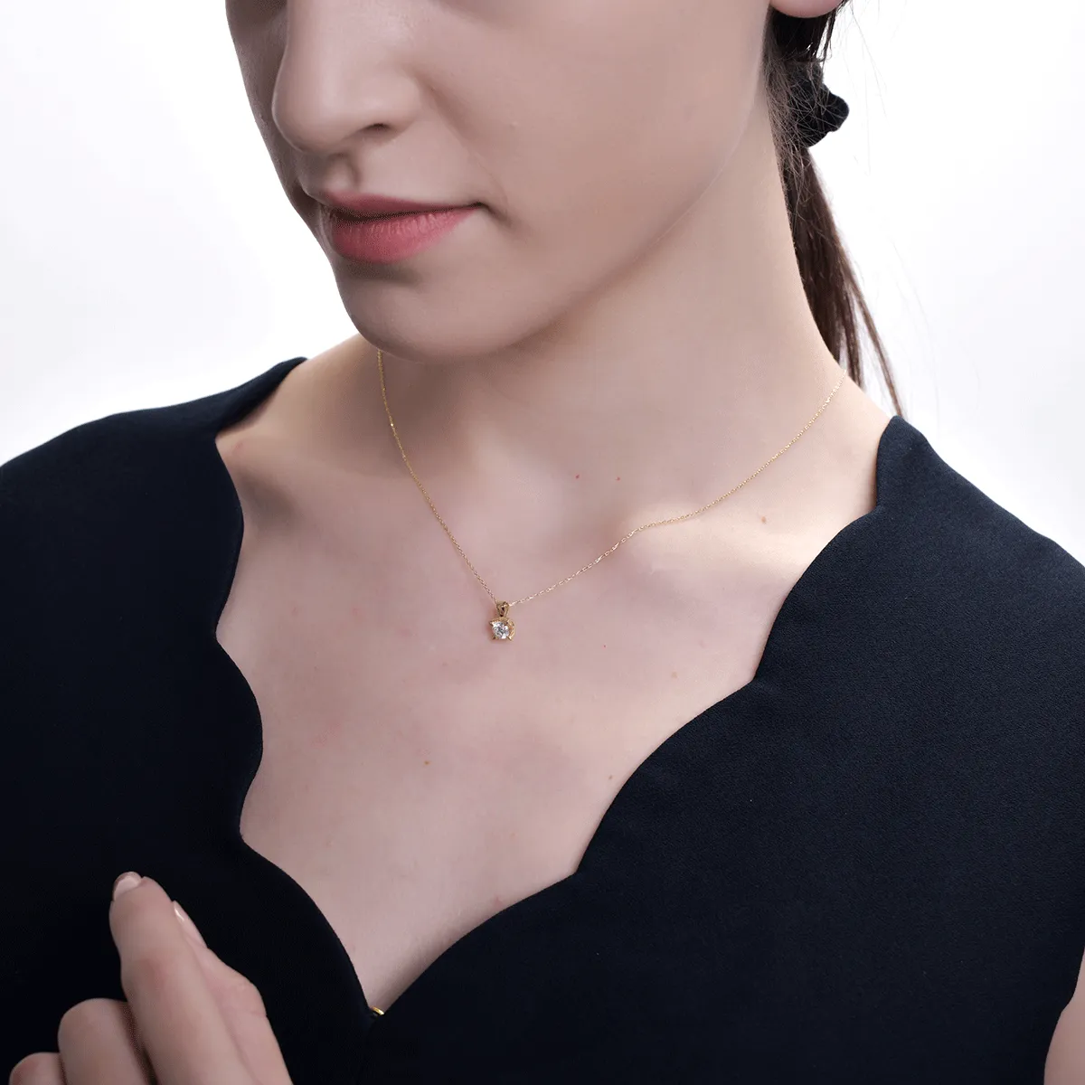 18K yellow gold pendant necklace with 0.5ct diamond