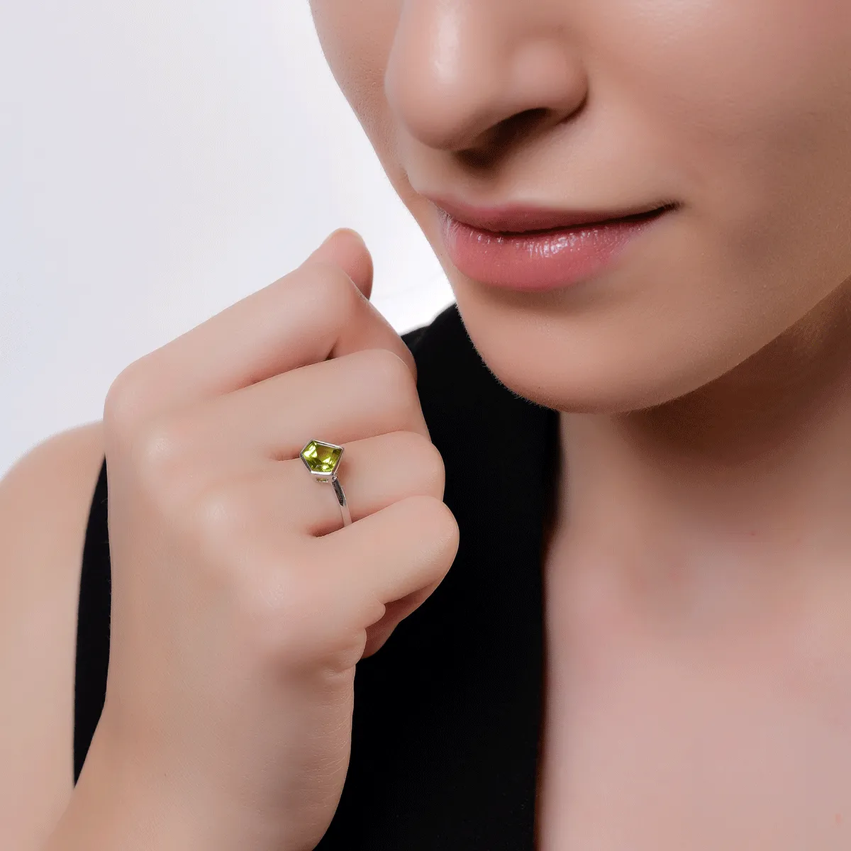 Inel din aur alb de 18K cu peridot de 1.4ct