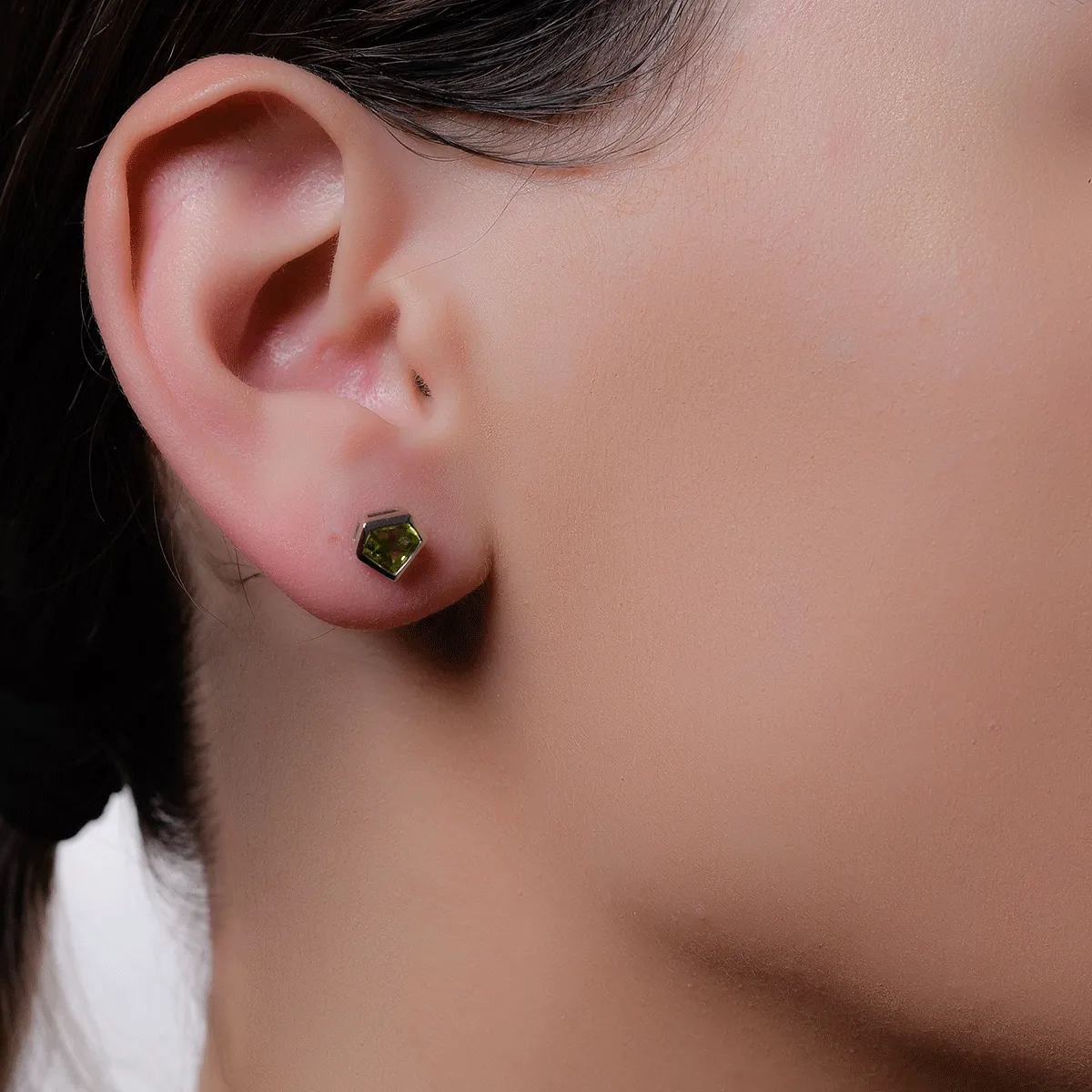 Обеци от 18K бяло злато с перидот от 1.26ct