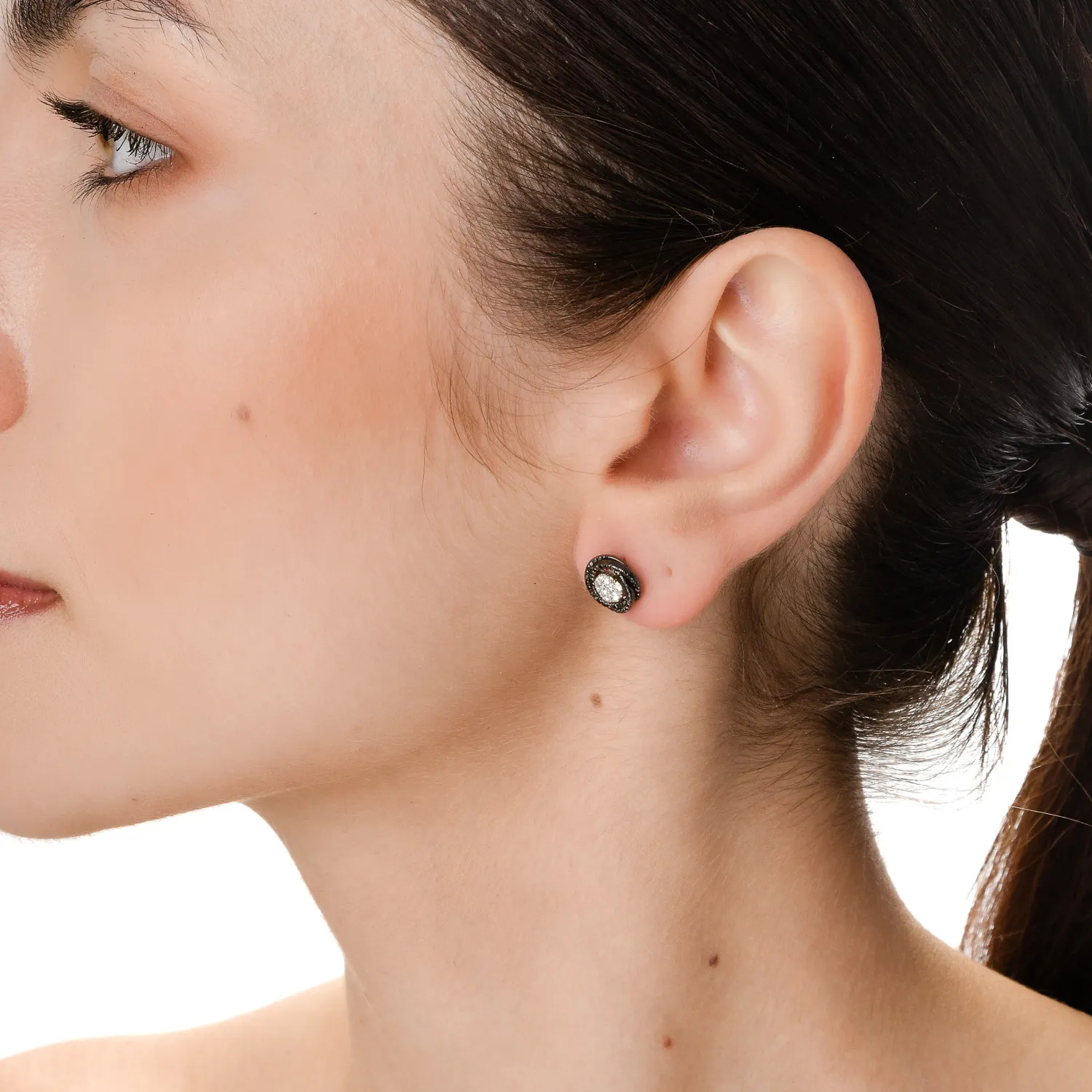 Fehérarany geometrikus fülbevaló 0.6ct tiszta és fekete gyémántokkal
