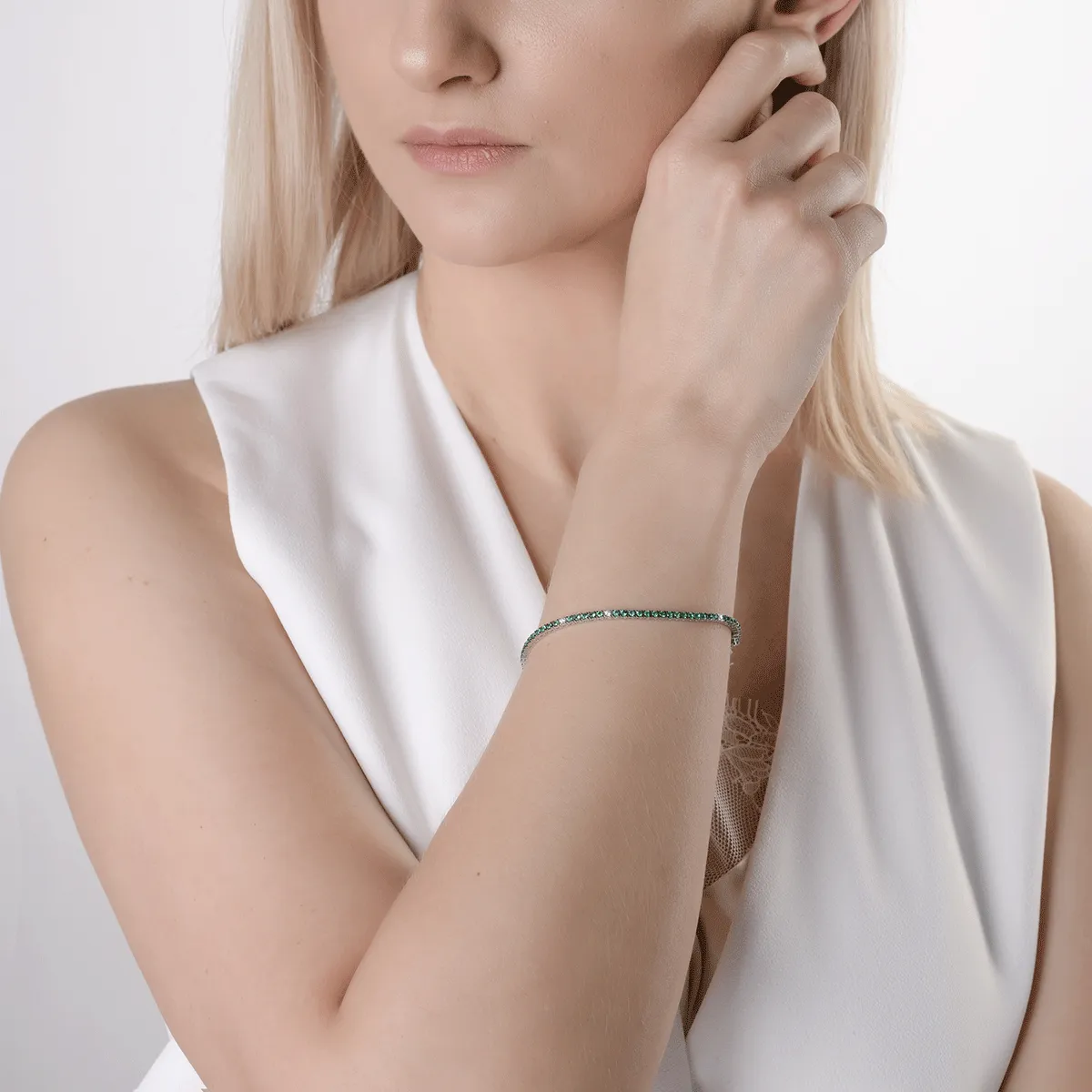 18K fehérarany karkötő 1.4ct smaragddal és 0.1ct gyémánttal