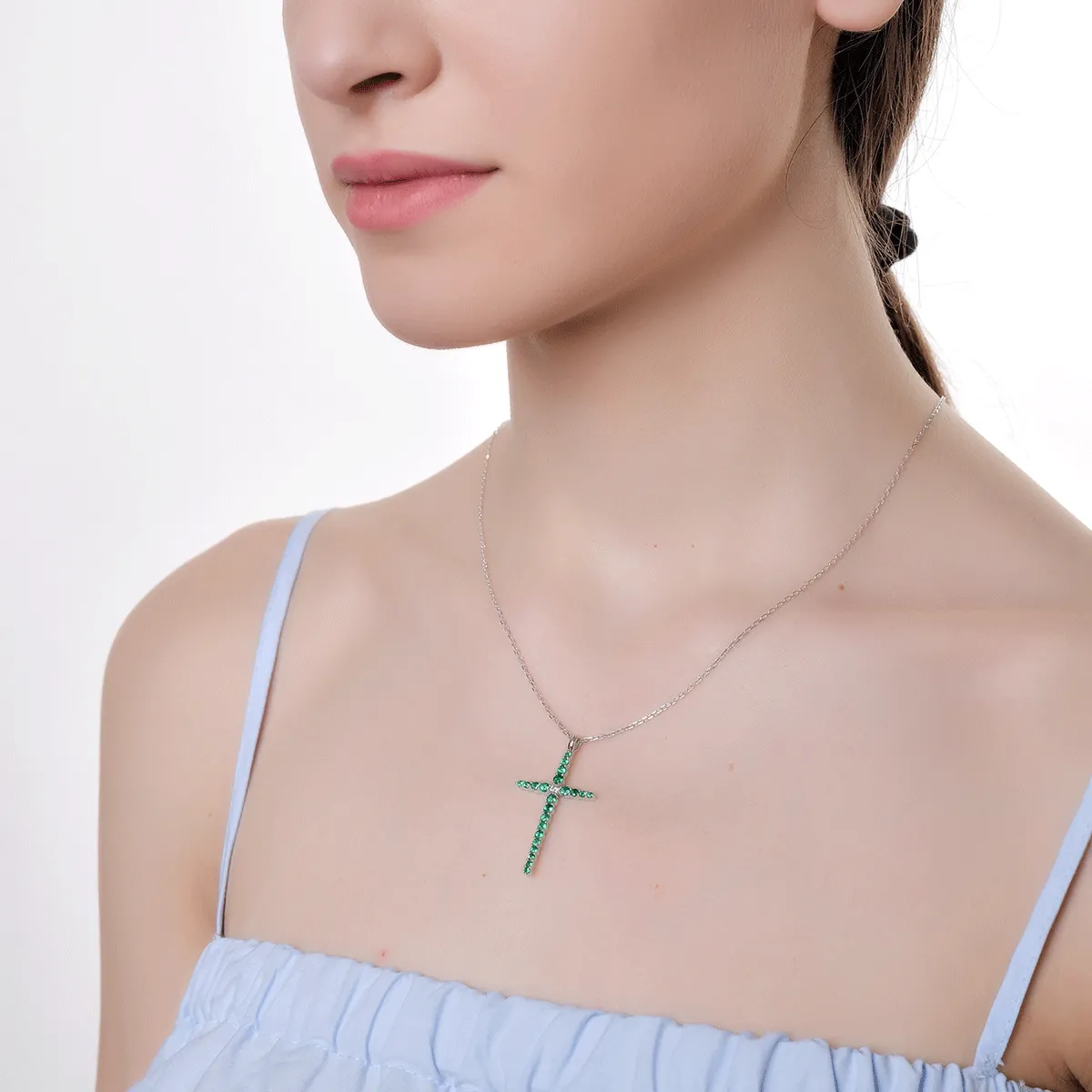 Lant cu pandantiv cruce din aur alb cu diamant de 0.09ct si smaralde de 0.85ct