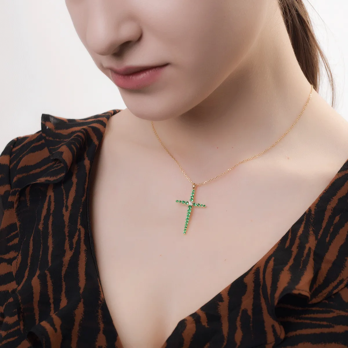 Lant cu pandantiv din aur galben de 18K cu diamant de 0.09ct si smaralde de 0.85ct