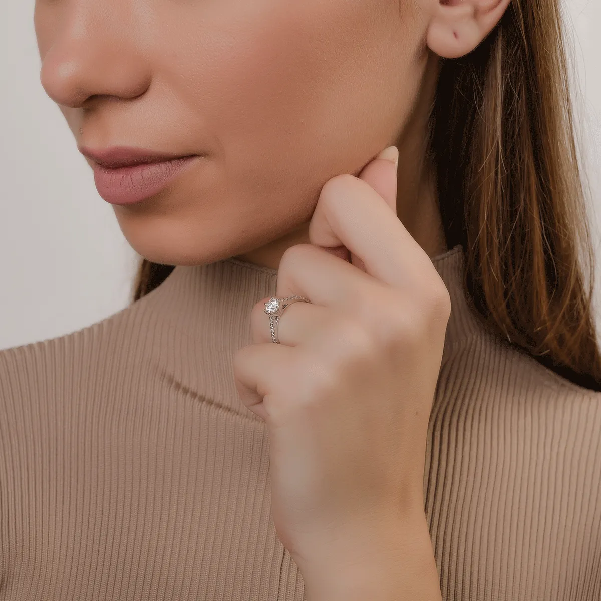 Платинен годежен пръстен с диамант 0.62ct и диамант 0.18ct