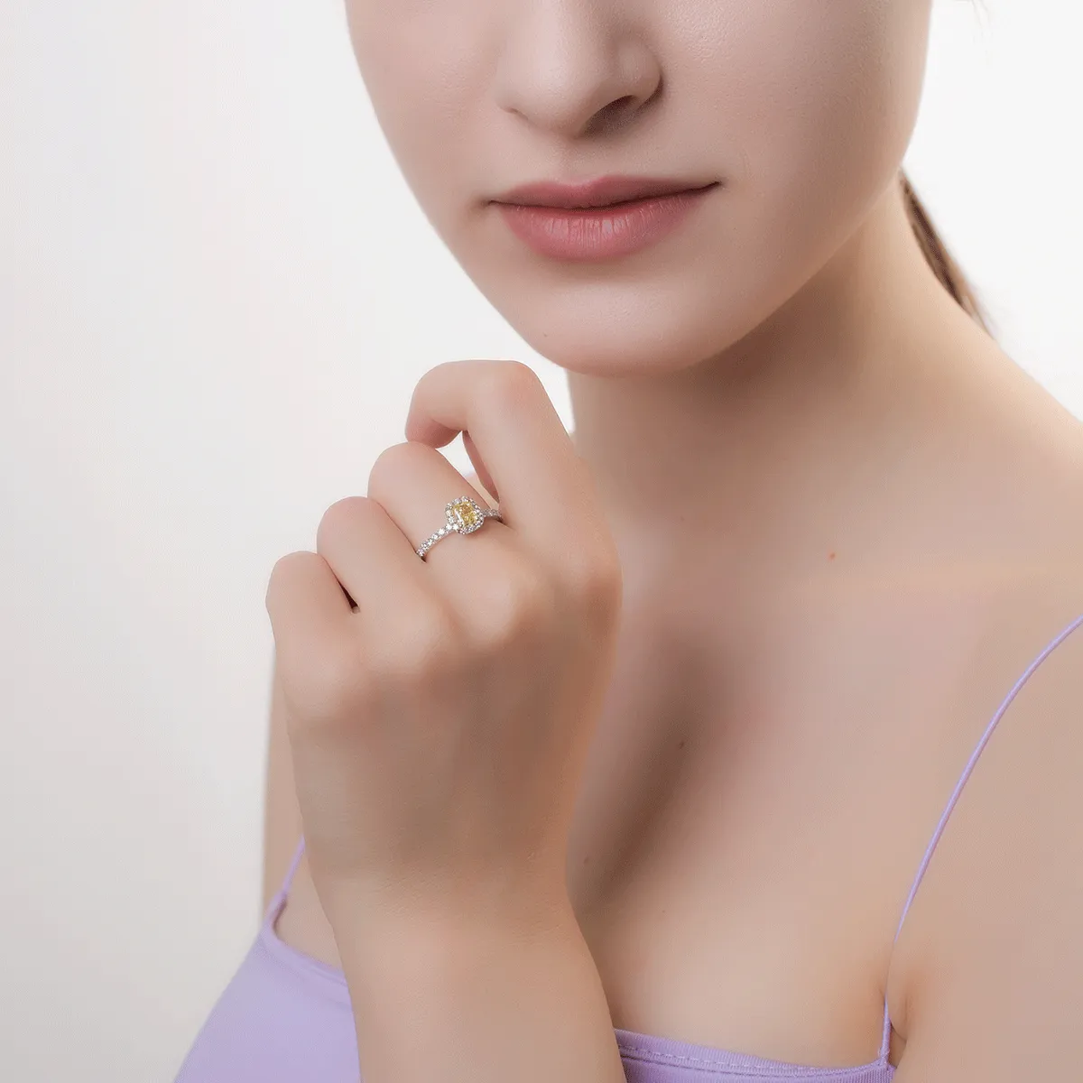 18K fehérarany gyűrű 0.7ct díszes gyémánttal és 0.7ct gyémántokkal