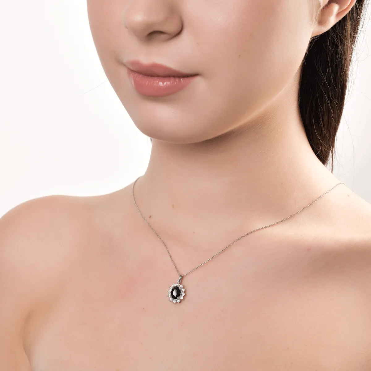 Pandantiv din aur alb cu safir de 1.5ct si diamante de 0.04ct