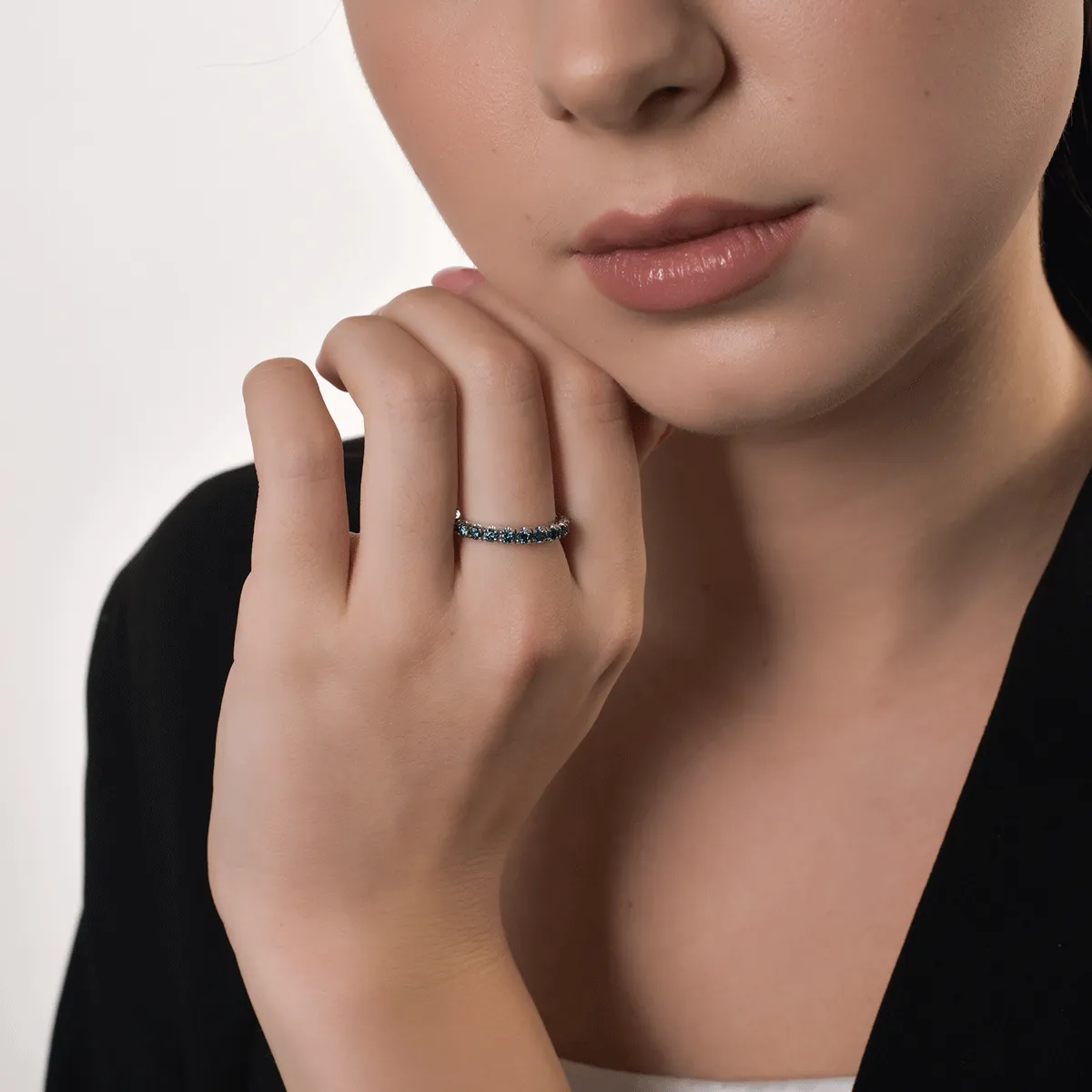 Inel infinity din aur alb de 18K cu diamante albastre de 2.3ct