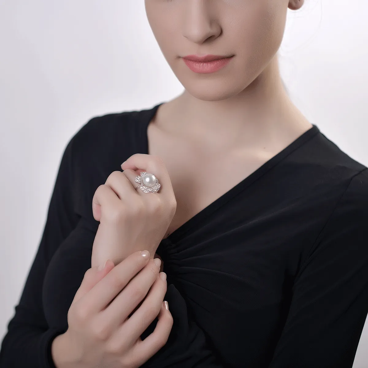 18K бял златен цветен пръстен с култивирана перла от 12.25ct и диаманти от 2.99ct