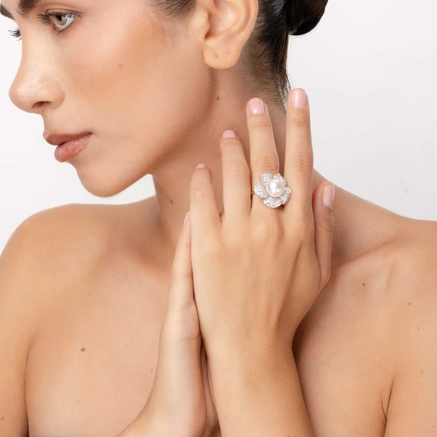 Pierścionek z 18K białego złota z perłą hodowlaną 12.25 ct i diamentami 2.99 ct