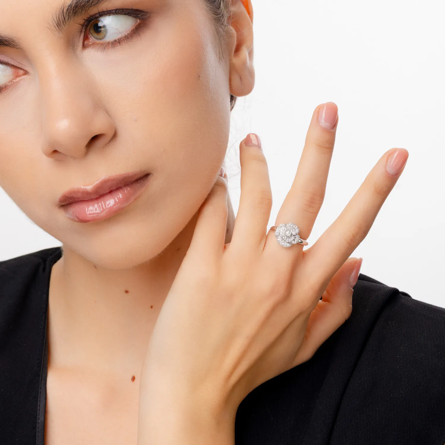 Pierścionek z 18K białego złota z brylantami 0.56ct