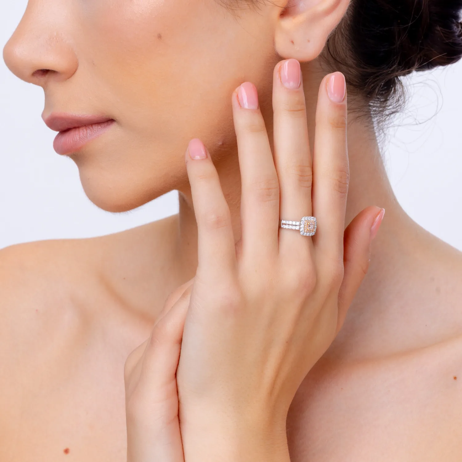 Inel din aur alb-roz cu diamante transparente de 0.49ct si diamante roz cushion si rotunde de 0.21ct