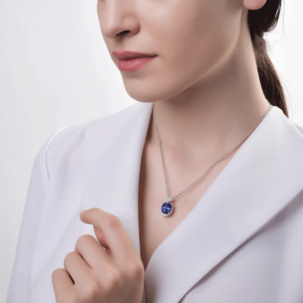 Lant cu pandantiv din aur alb de 18K cu tanzanit de 6.04ct si diamante de 0.58ct