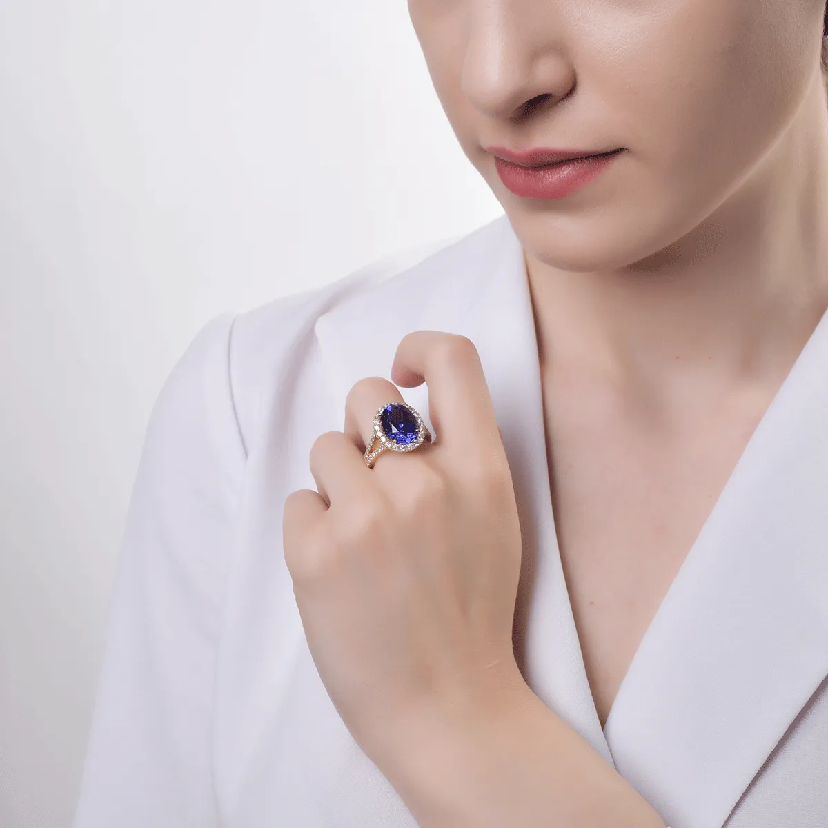 Inel din aur galben de 18K cu tanzanit de 8.63ct si diamante de 1.27ct