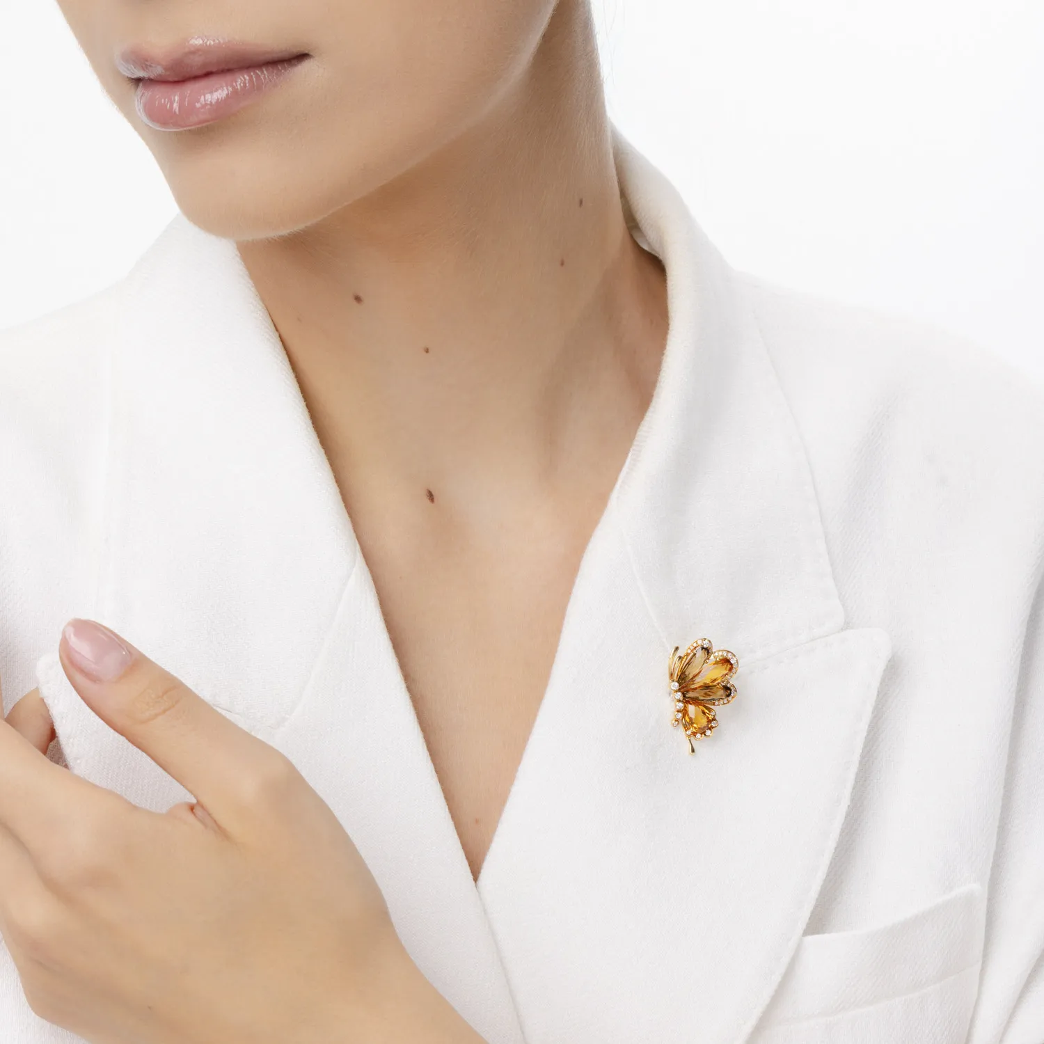 Brosa fluture din aur alb-galben cu pietre pretioase si semipretioase de 6.60ct