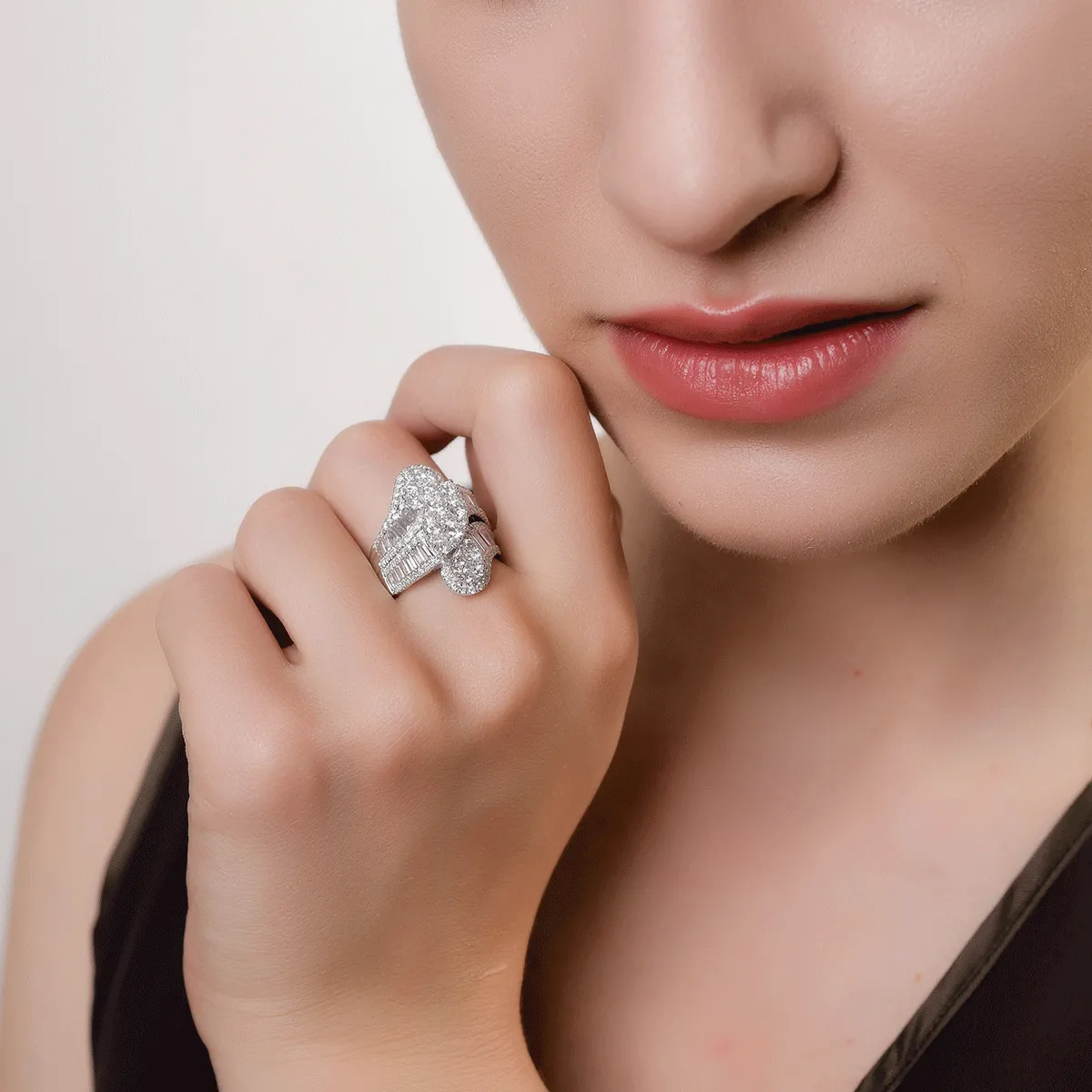 Inel din aur alb cu diamante baguette si rotunde de 2.9ct