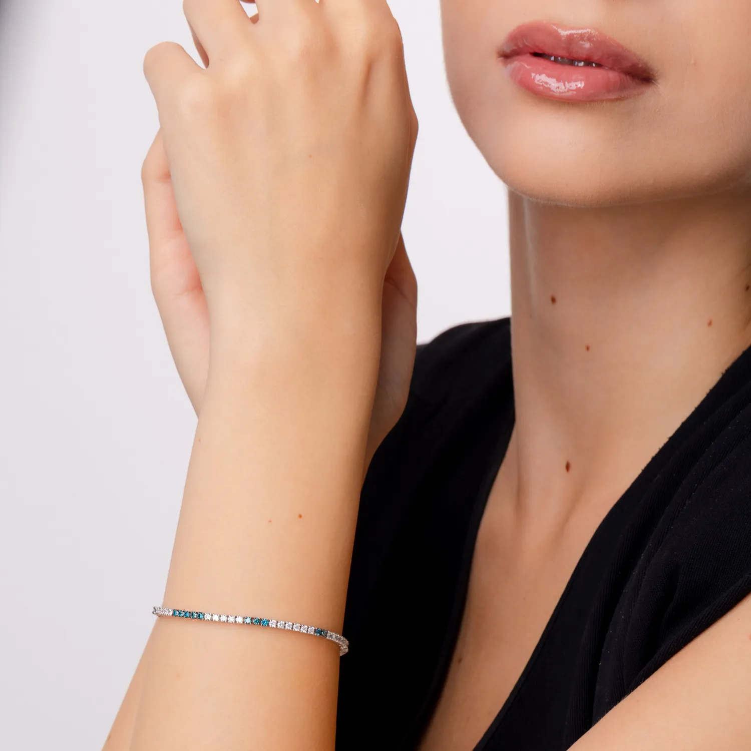 Bransoletka tenisowa z białego 14K złota z 1ct przezroczystymi diamentami i 0.6ct niebieskimi diamentami