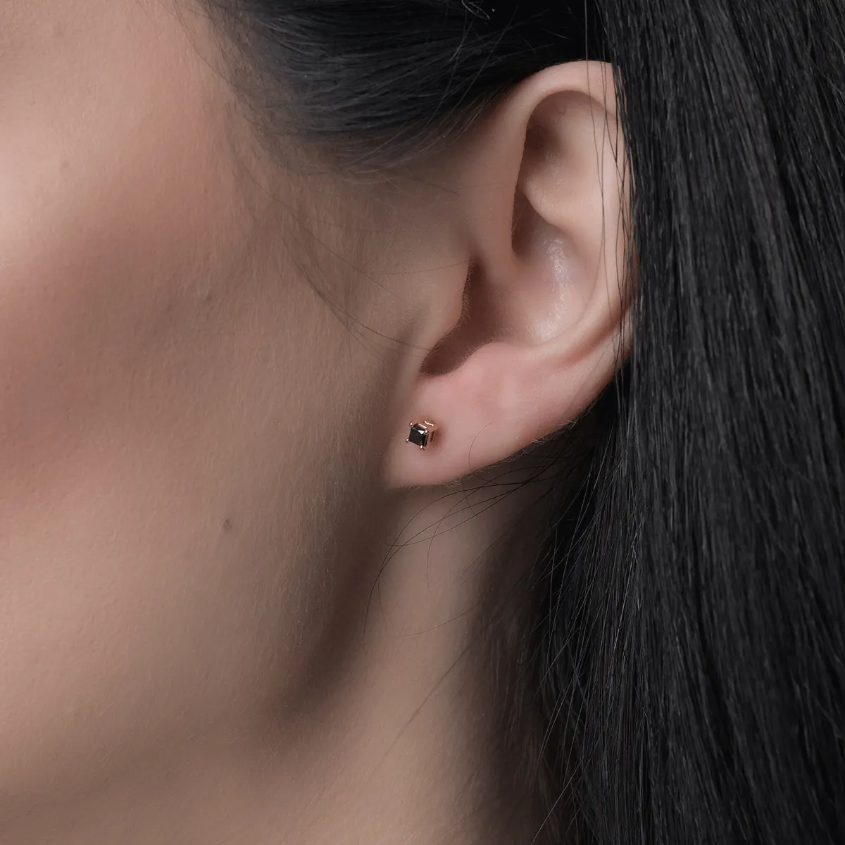 Kolczyki z 14K różowego złota z czarnym diamentem o masie 0.158ct