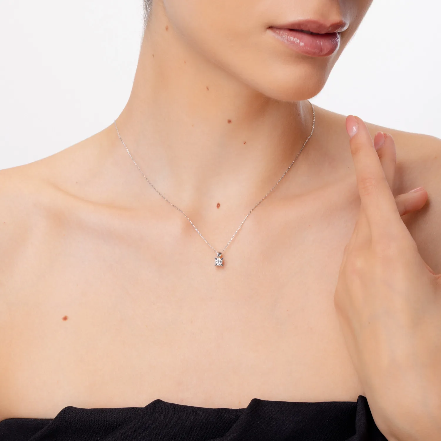 Naszyjnik z 18K białego złota z diamentem o masie 0.3ct