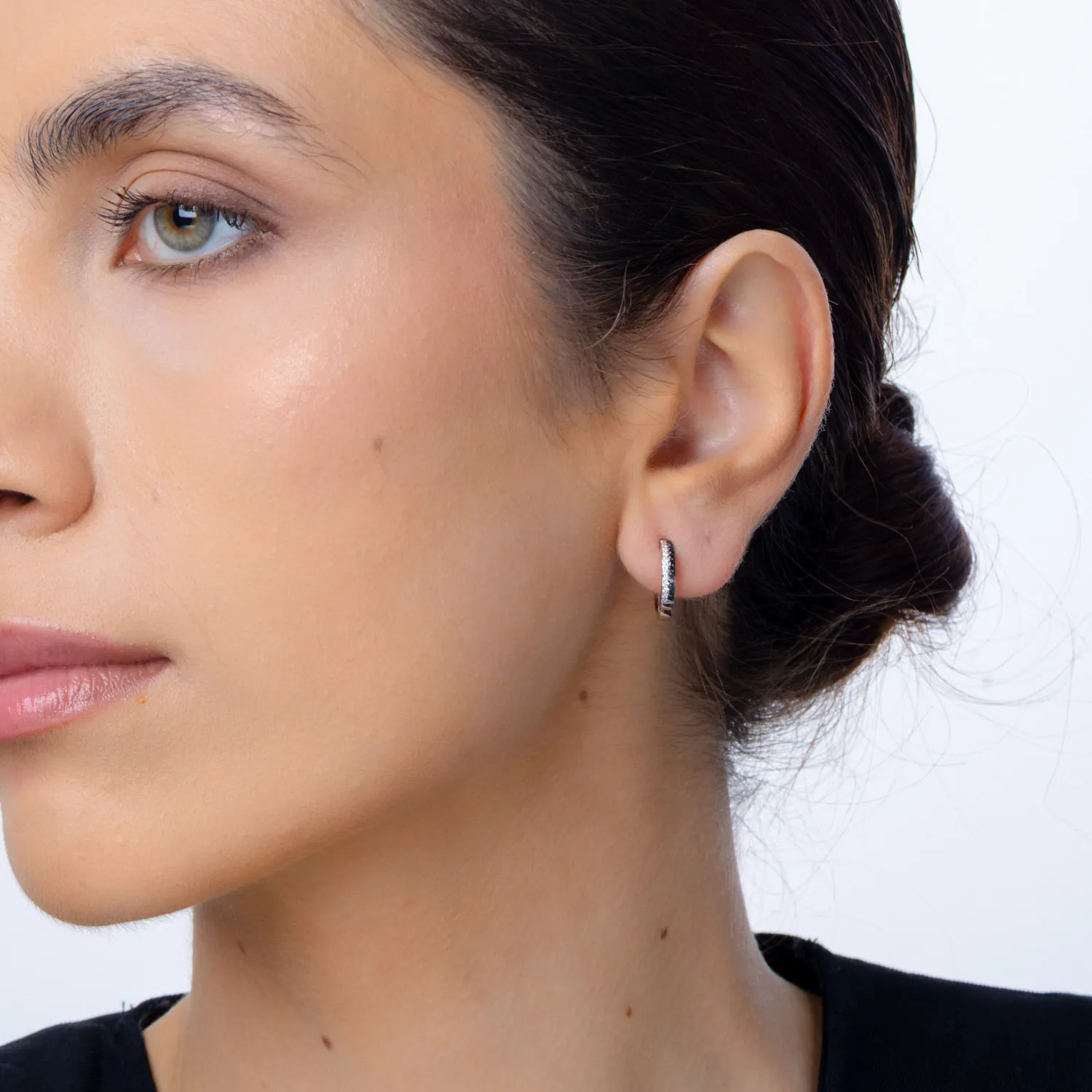 Kolczyki z 18K białego złota z 0.15ct czarnymi diamentami i 0.11ct bezbarwnymi diamentami
