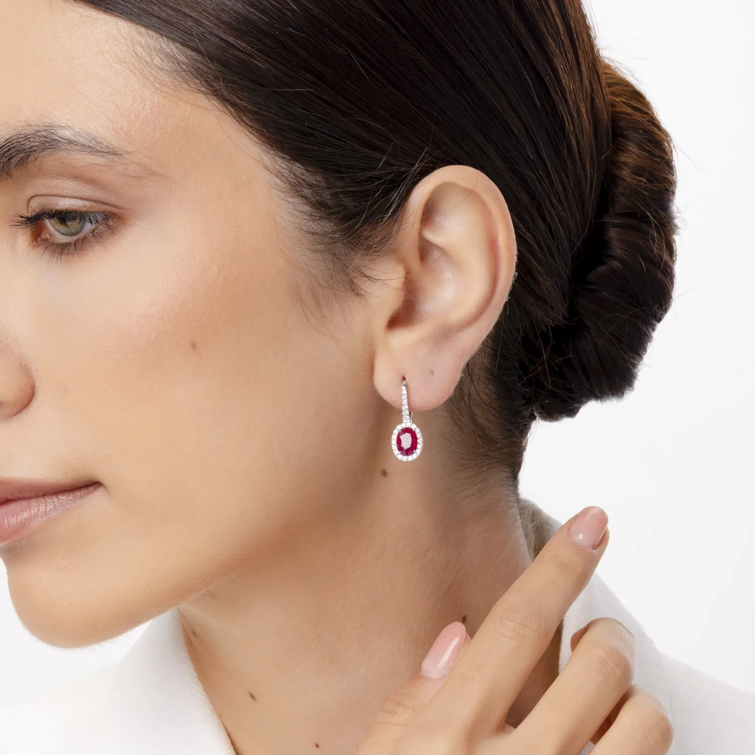 18K fehérarany fülbevaló 3.12ct rubinokkal és 0.46 karos gyémántokkal