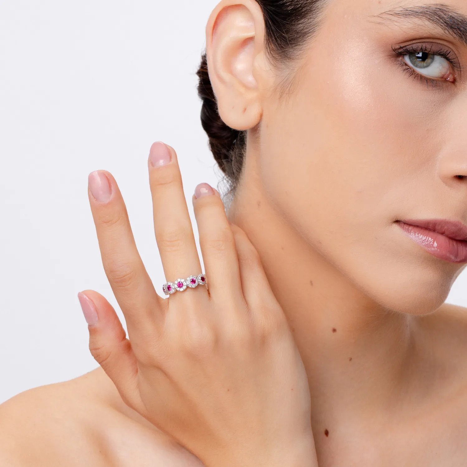 18K fehérarany gyűrű 0.58ct rubinokkal és 0.54ct gyémántokkal