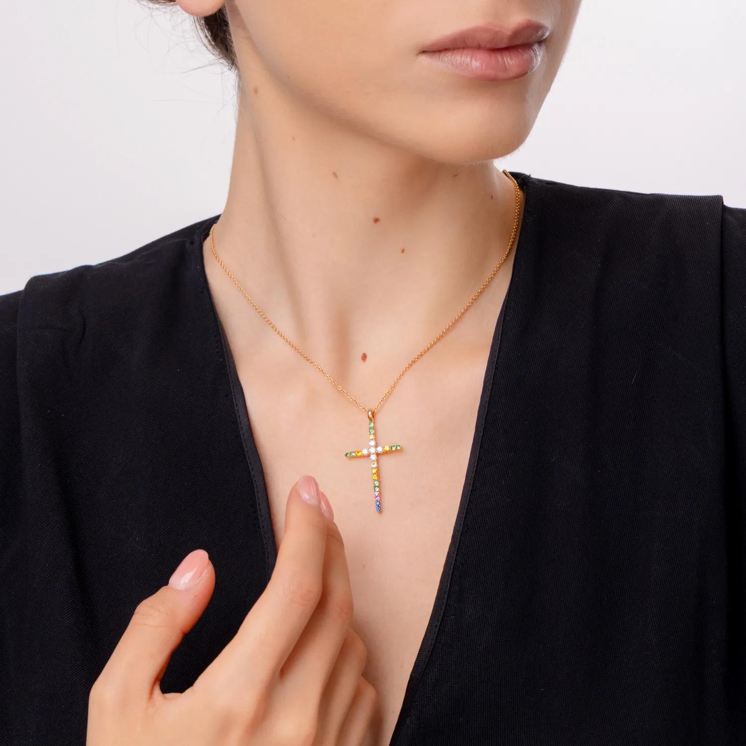 Naszyjnik krzyżyk z 18K różowego złota z 0.35ct diamentami i 0.72ct wielokolorowymi szafirami